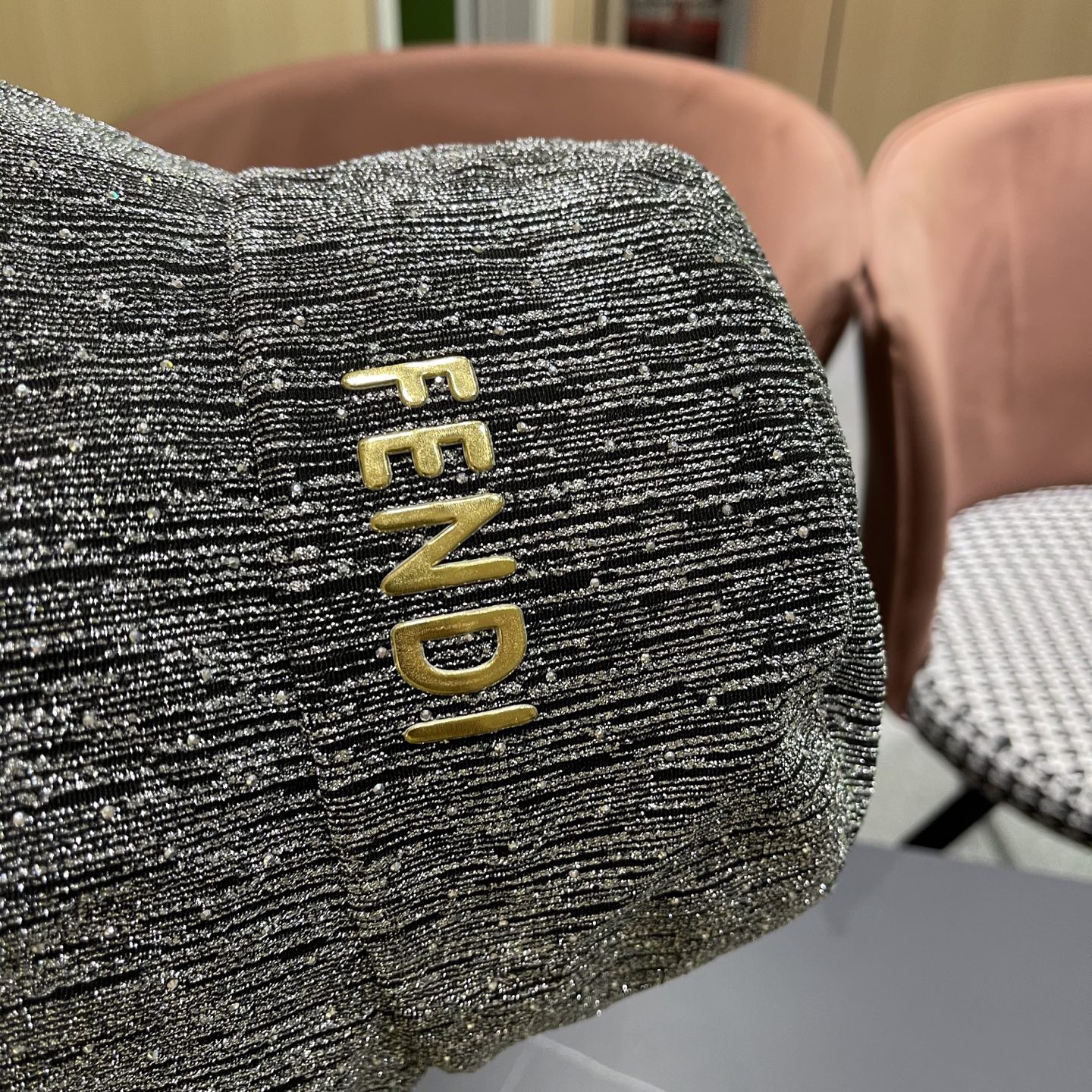   Fendi 芬迪2025春秋新款水钻渔夫帽女时髦百
搭优雅水桶帽显脸小遮阳防晒盆帽