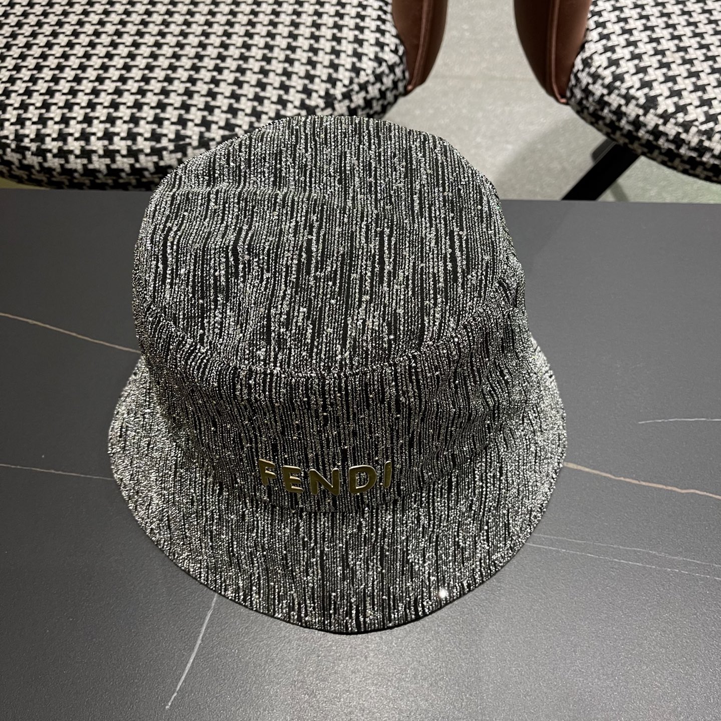   Fendi 芬迪2025春秋新款水钻渔夫帽女时髦百
搭优雅水桶帽显脸小遮阳防晒盆帽