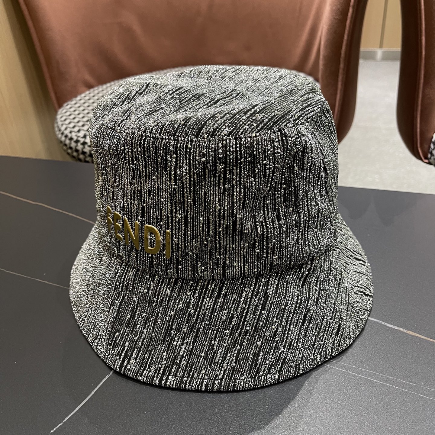   Fendi 芬迪2025春秋新款水钻渔夫帽女时髦百
搭优雅水桶帽显脸小遮阳防晒盆帽