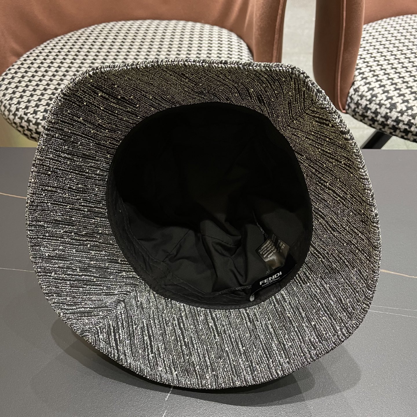   Fendi 芬迪2025春秋新款水钻渔夫帽女时髦百
搭优雅水桶帽显脸小遮阳防晒盆帽