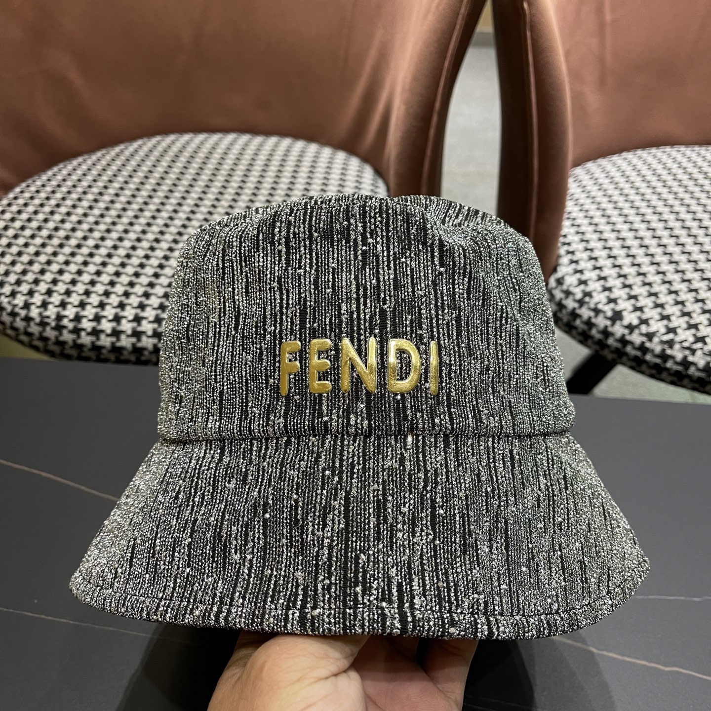   Fendi 芬迪2025春秋新款水钻渔夫帽女时髦百
搭优雅水桶帽显脸小遮阳防晒盆帽