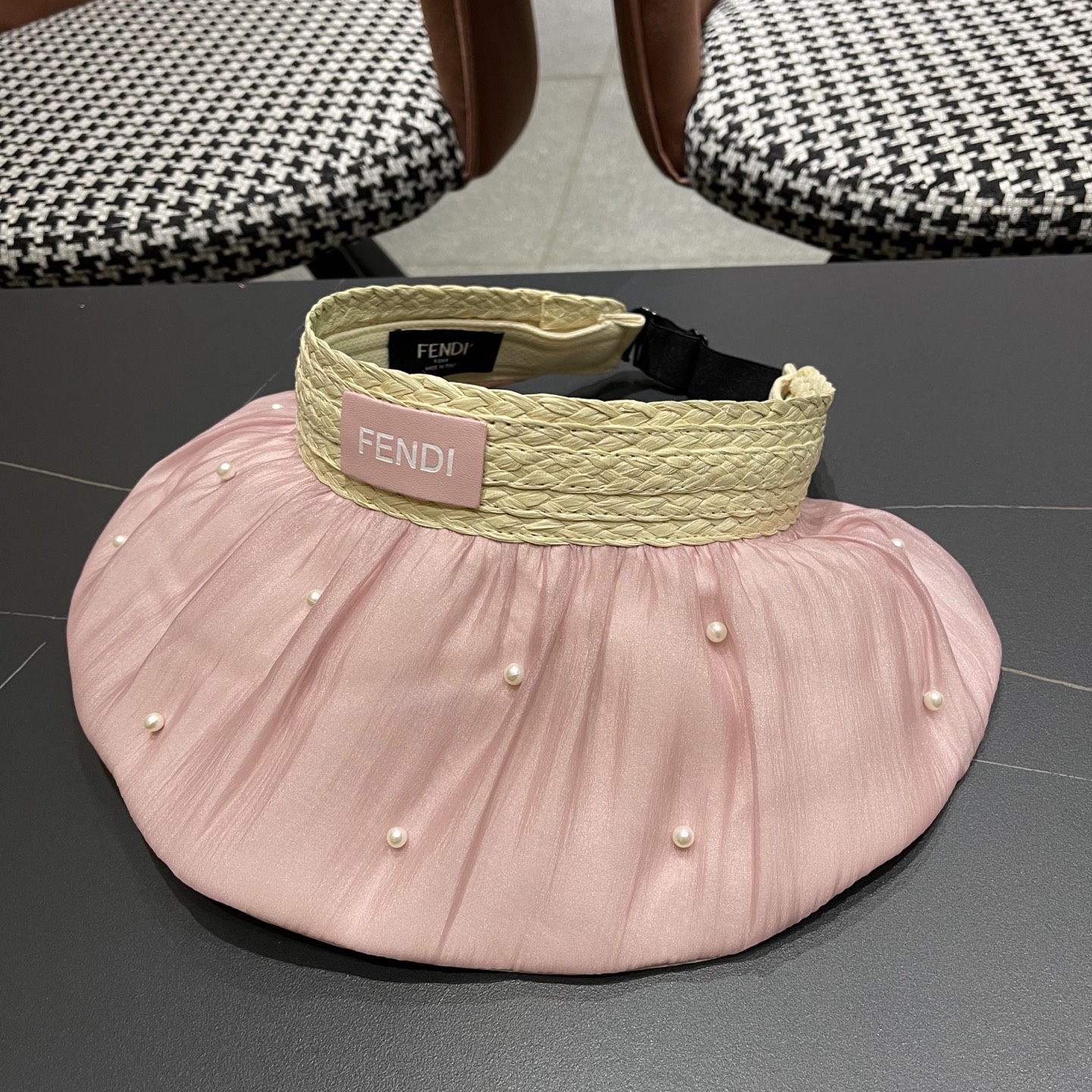  Fendi（芬迪）韩系大帽檐遮阳帽女拼接珍珠空顶帽高颜值显脸小
防晒帽子抗紫外线