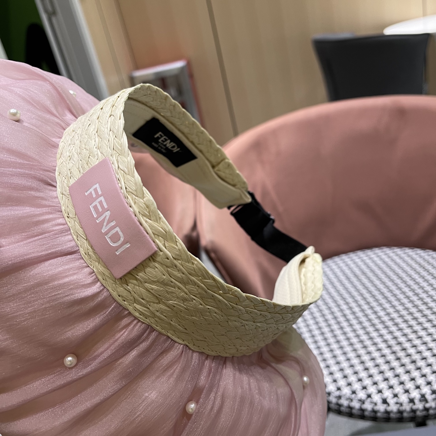  Fendi（芬迪）韩系大帽檐遮阳帽女拼接珍珠空顶帽高颜值显脸小
防晒帽子抗紫外线