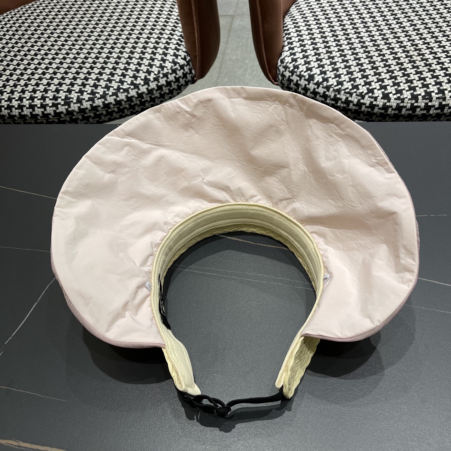  Fendi（芬迪）韩系大帽檐遮阳帽女拼接珍珠空顶帽高颜值显脸小
防晒帽子抗紫外线