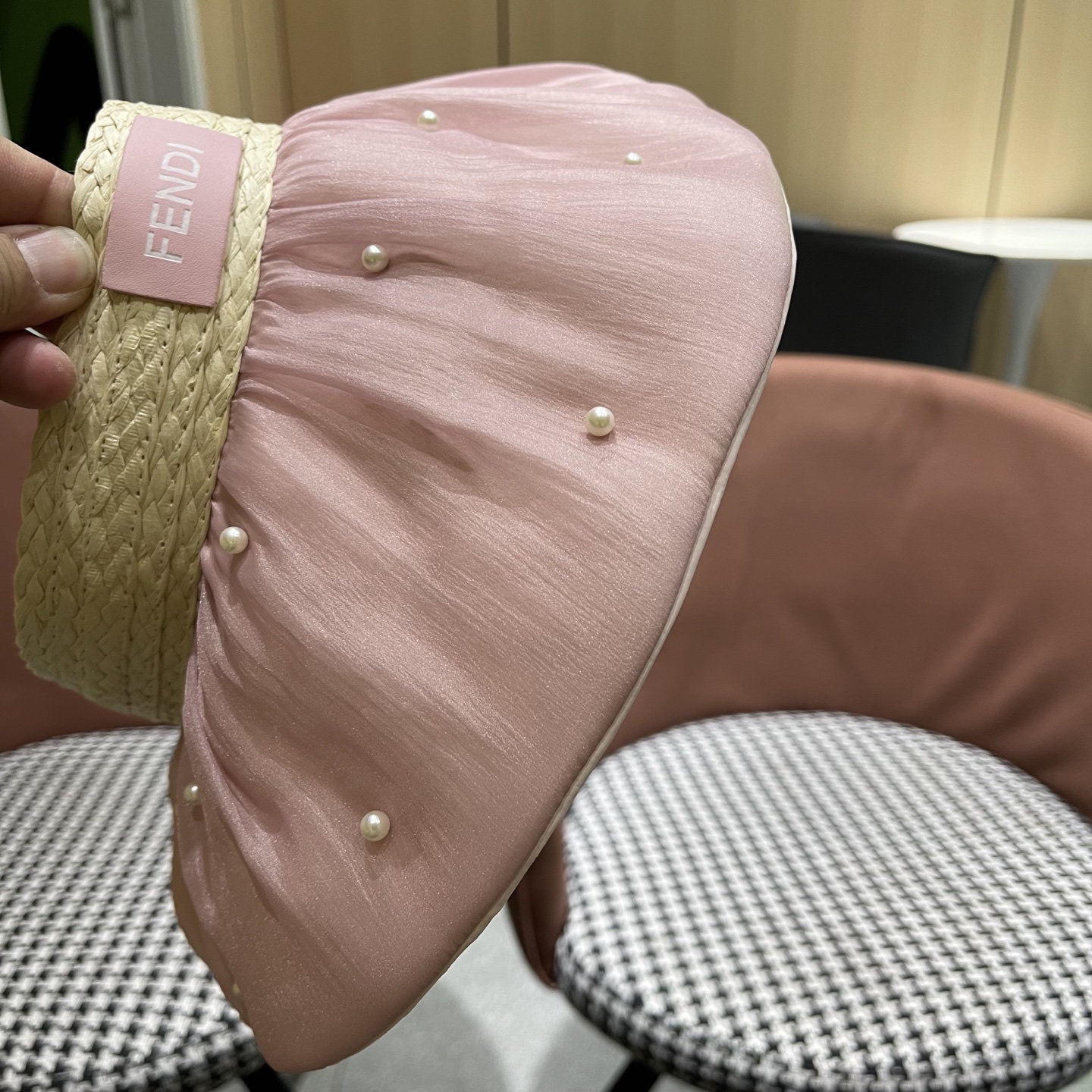  Fendi（芬迪）韩系大帽檐遮阳帽女拼接珍珠空顶帽高颜值显脸小
防晒帽子抗紫外线