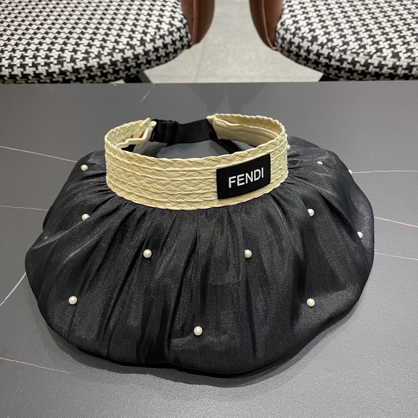  Fendi（芬迪）韩系大帽檐遮阳帽女拼接珍珠空顶帽高颜值显脸小
防晒帽子抗紫外线