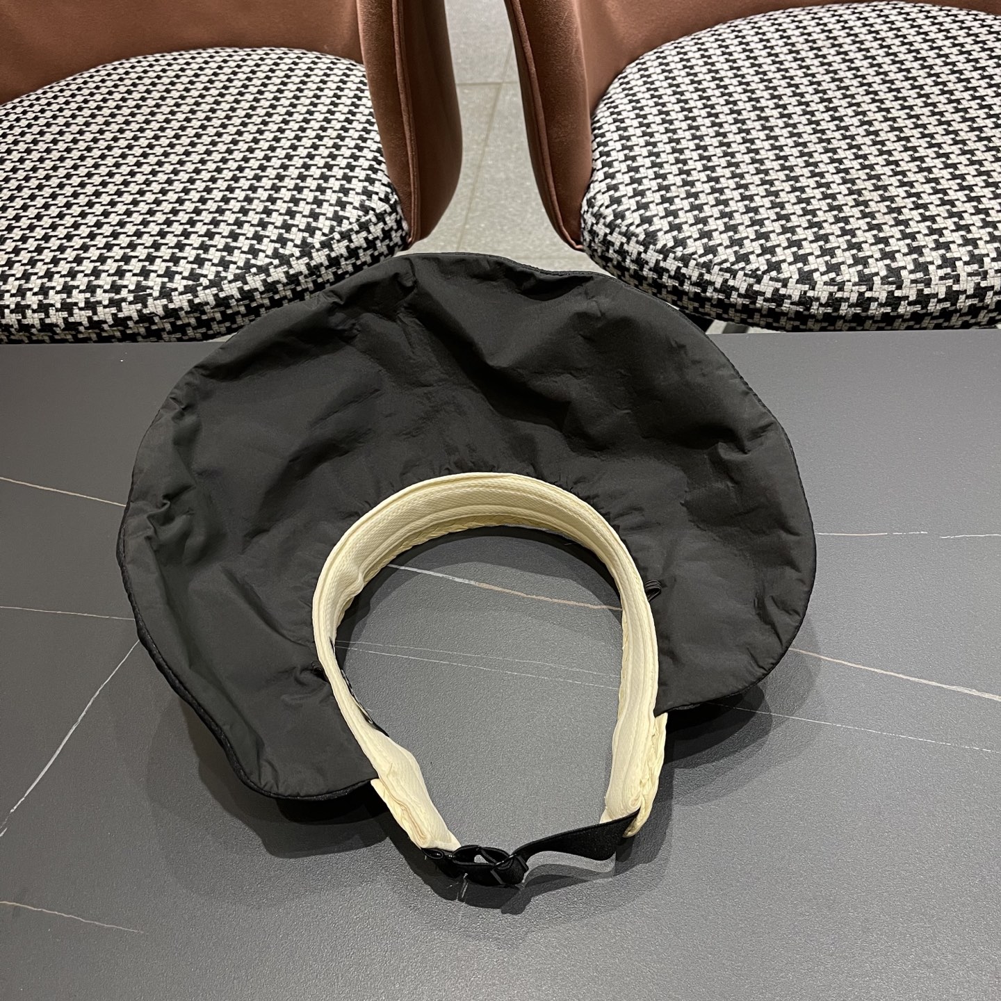  Fendi（芬迪）韩系大帽檐遮阳帽女拼接珍珠空顶帽高颜值显脸小
防晒帽子抗紫外线