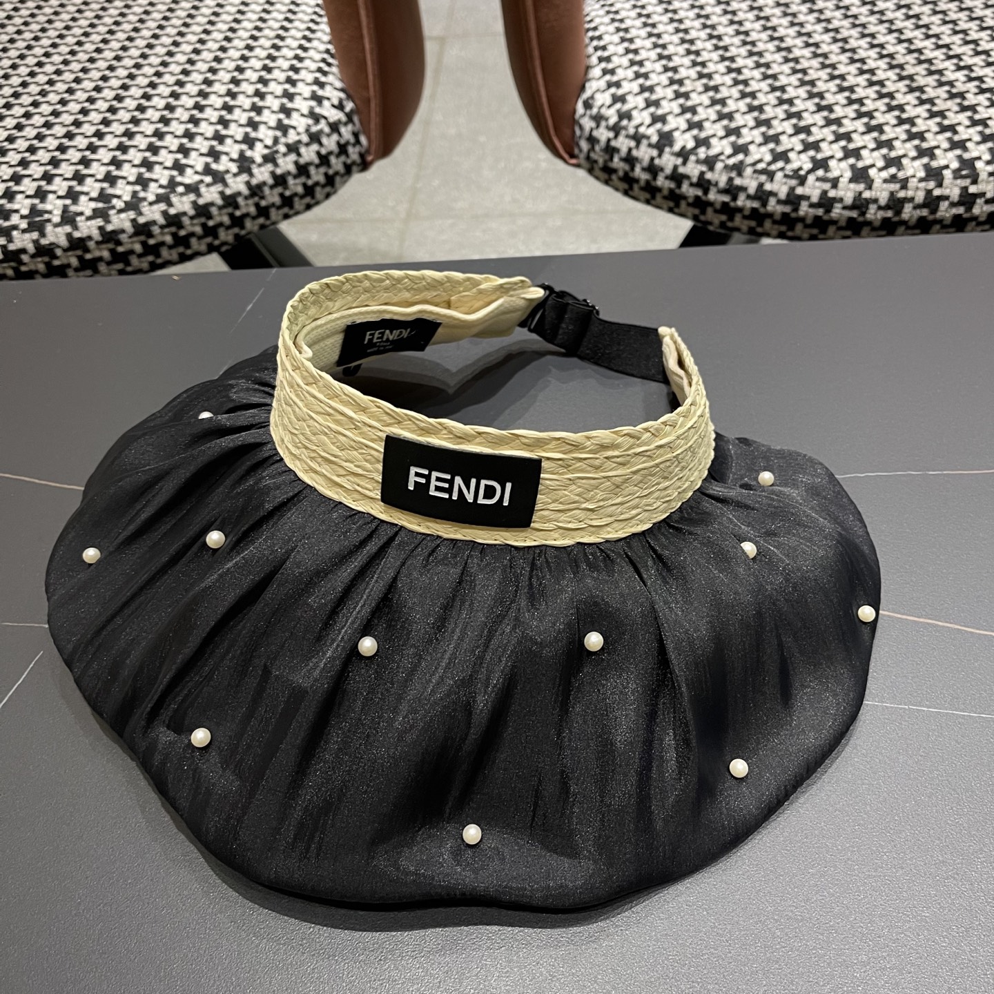  Fendi（芬迪）韩系大帽檐遮阳帽女拼接珍珠空顶帽高颜值显脸小
防晒帽子抗紫外线