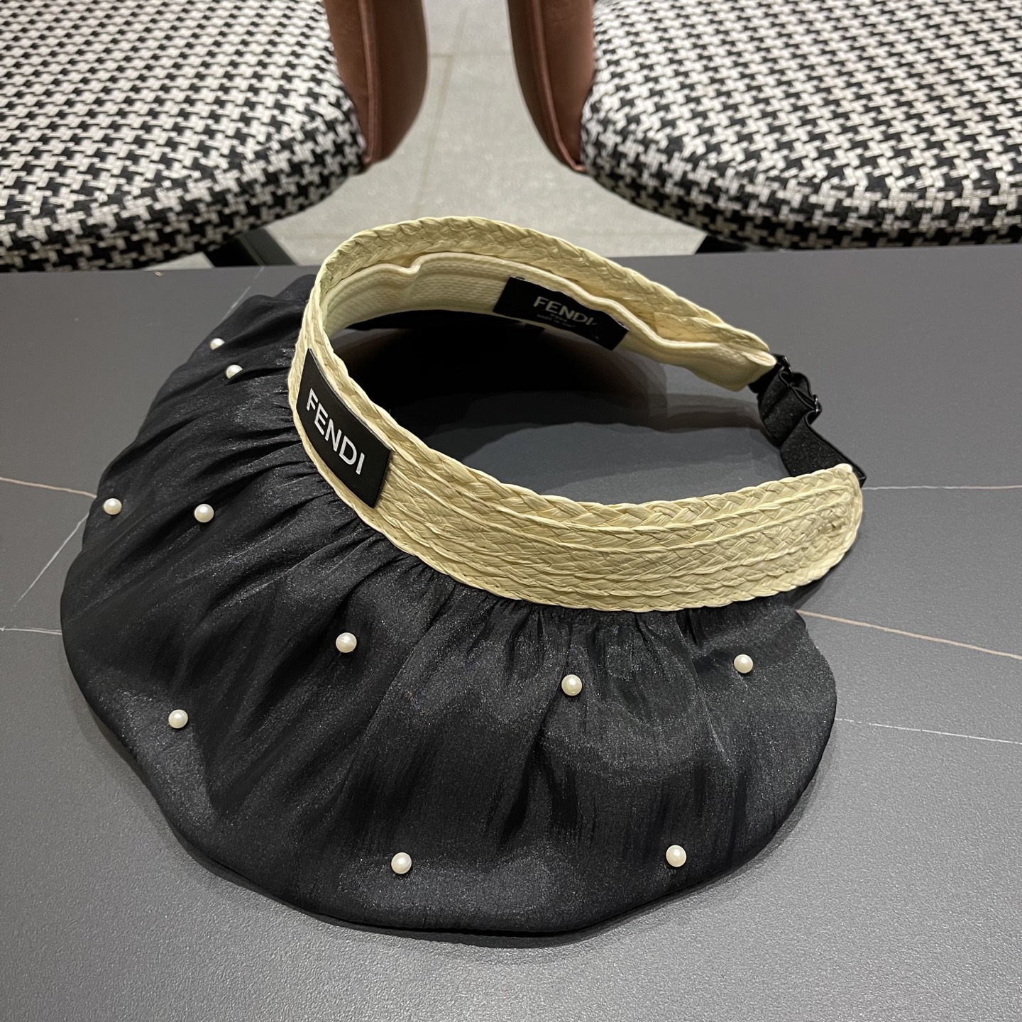  Fendi（芬迪）韩系大帽檐遮阳帽女拼接珍珠空顶帽高颜值显脸小
防晒帽子抗紫外线