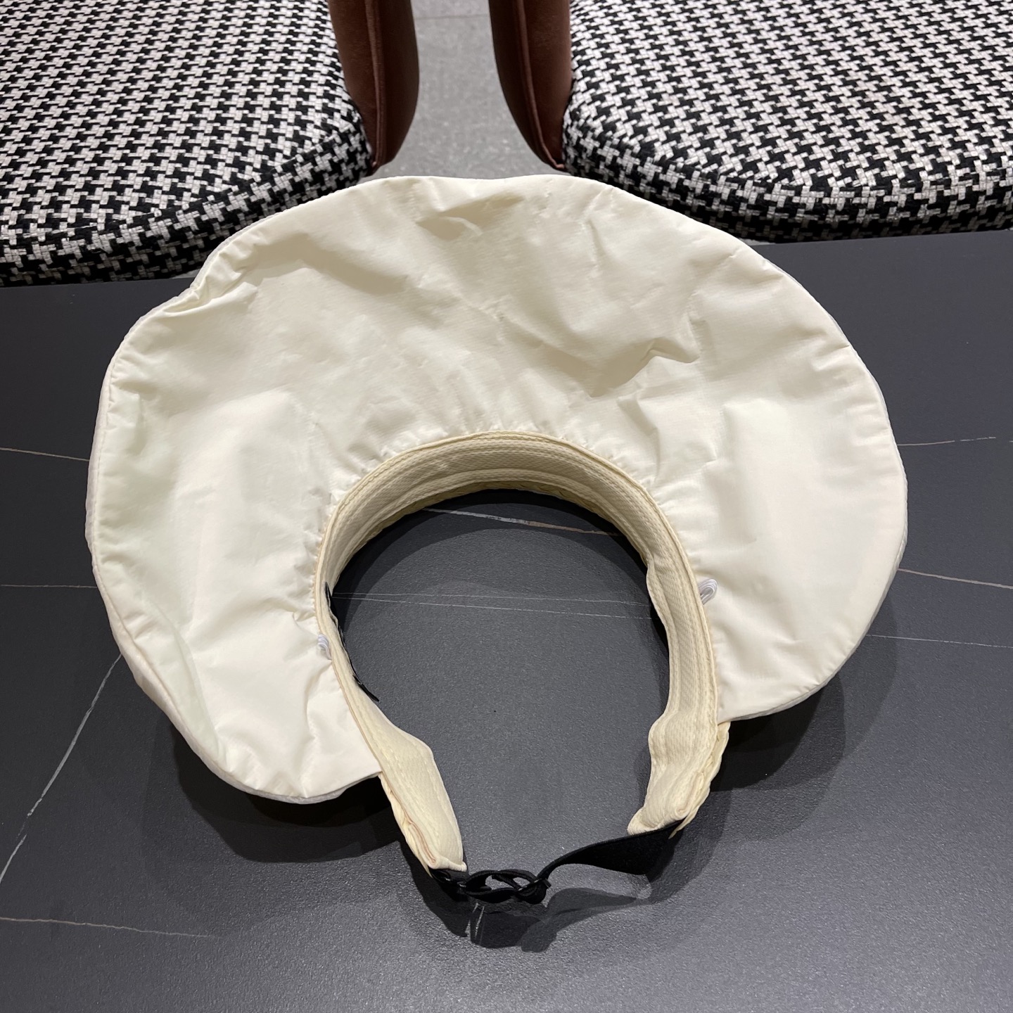  Fendi（芬迪）韩系大帽檐遮阳帽女拼接珍珠空顶帽高颜值显脸小
防晒帽子抗紫外线