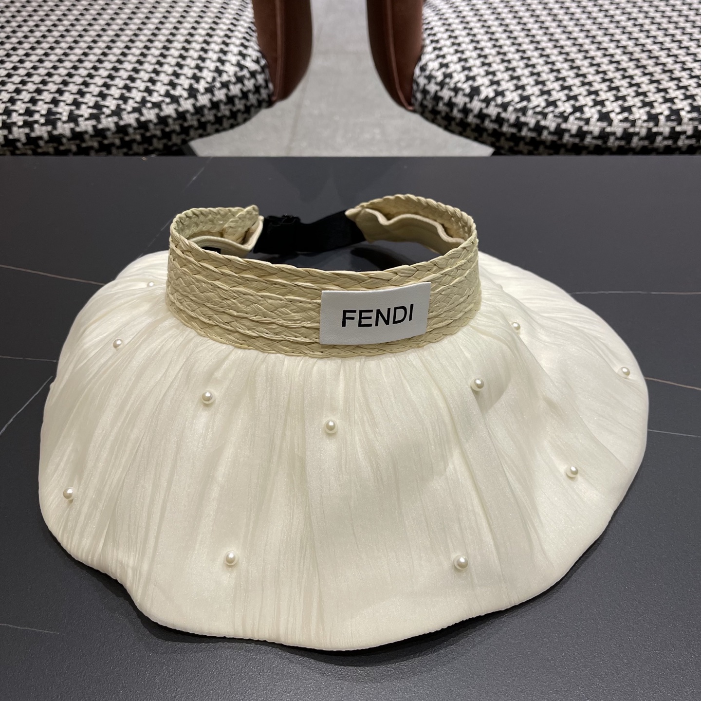  Fendi（芬迪）韩系大帽檐遮阳帽女拼接珍珠空顶帽高颜值显脸小
防晒帽子抗紫外线