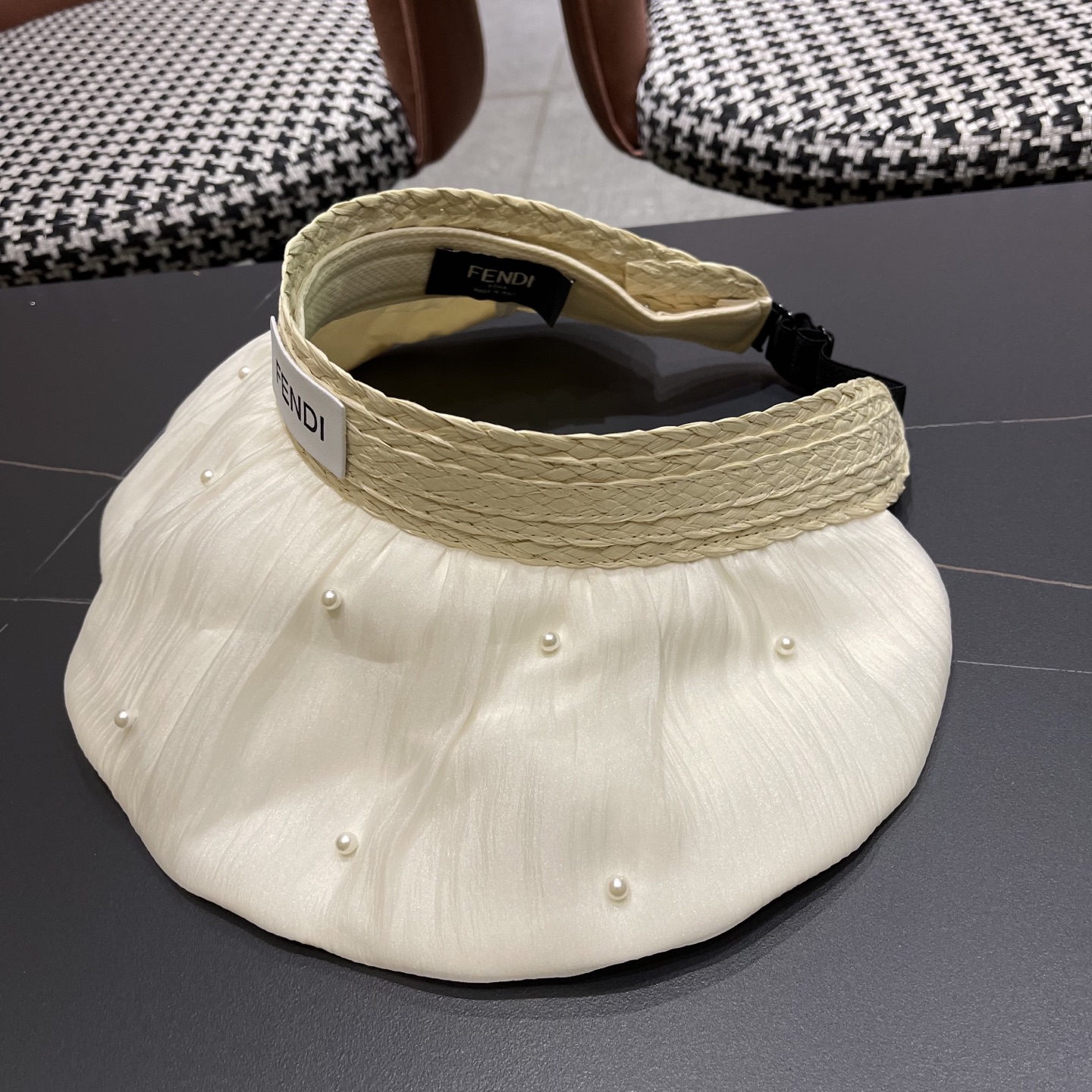  Fendi（芬迪）韩系大帽檐遮阳帽女拼接珍珠空顶帽高颜值显脸小
防晒帽子抗紫外线