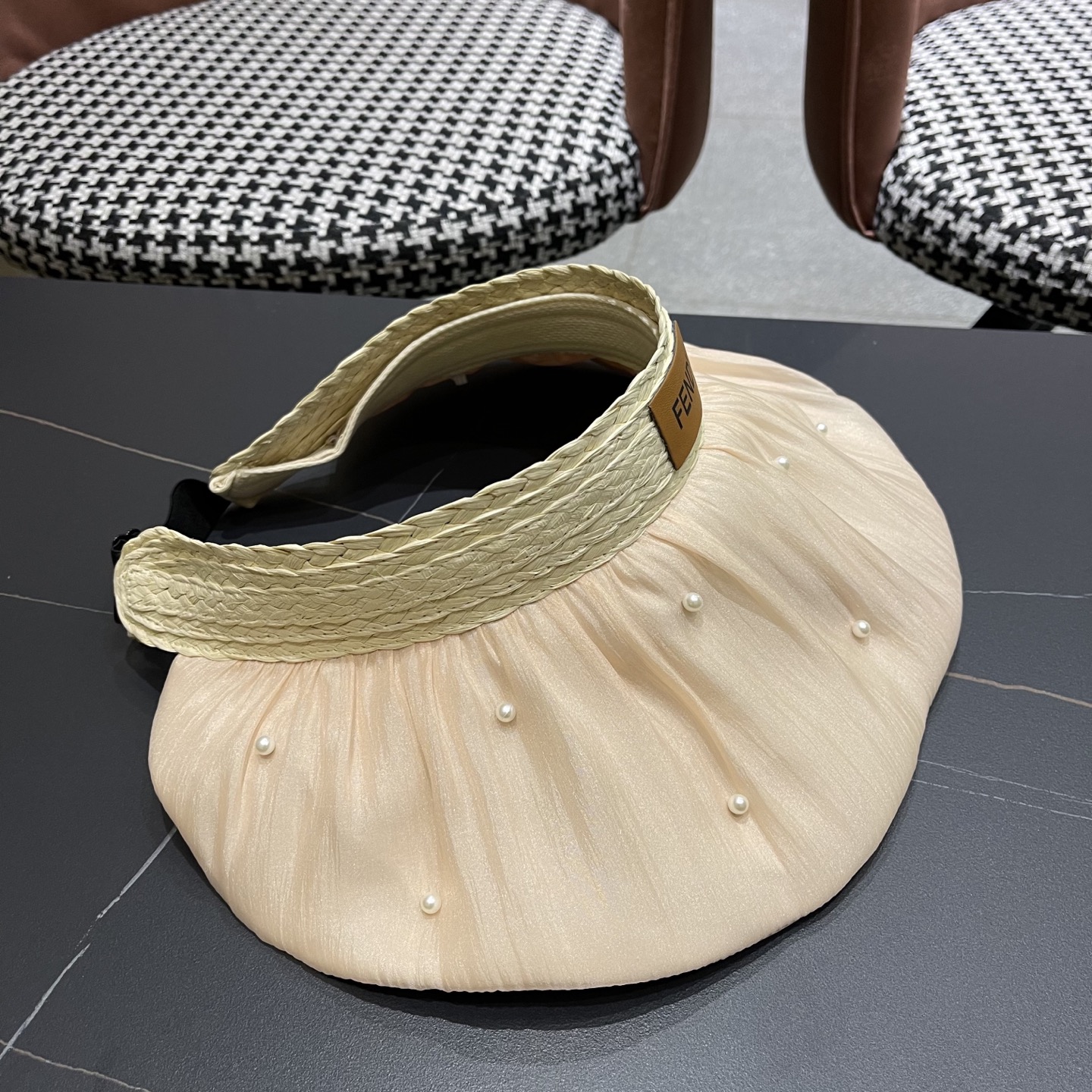  Fendi（芬迪）韩系大帽檐遮阳帽女拼接珍珠空顶帽高颜值显脸小
防晒帽子抗紫外线