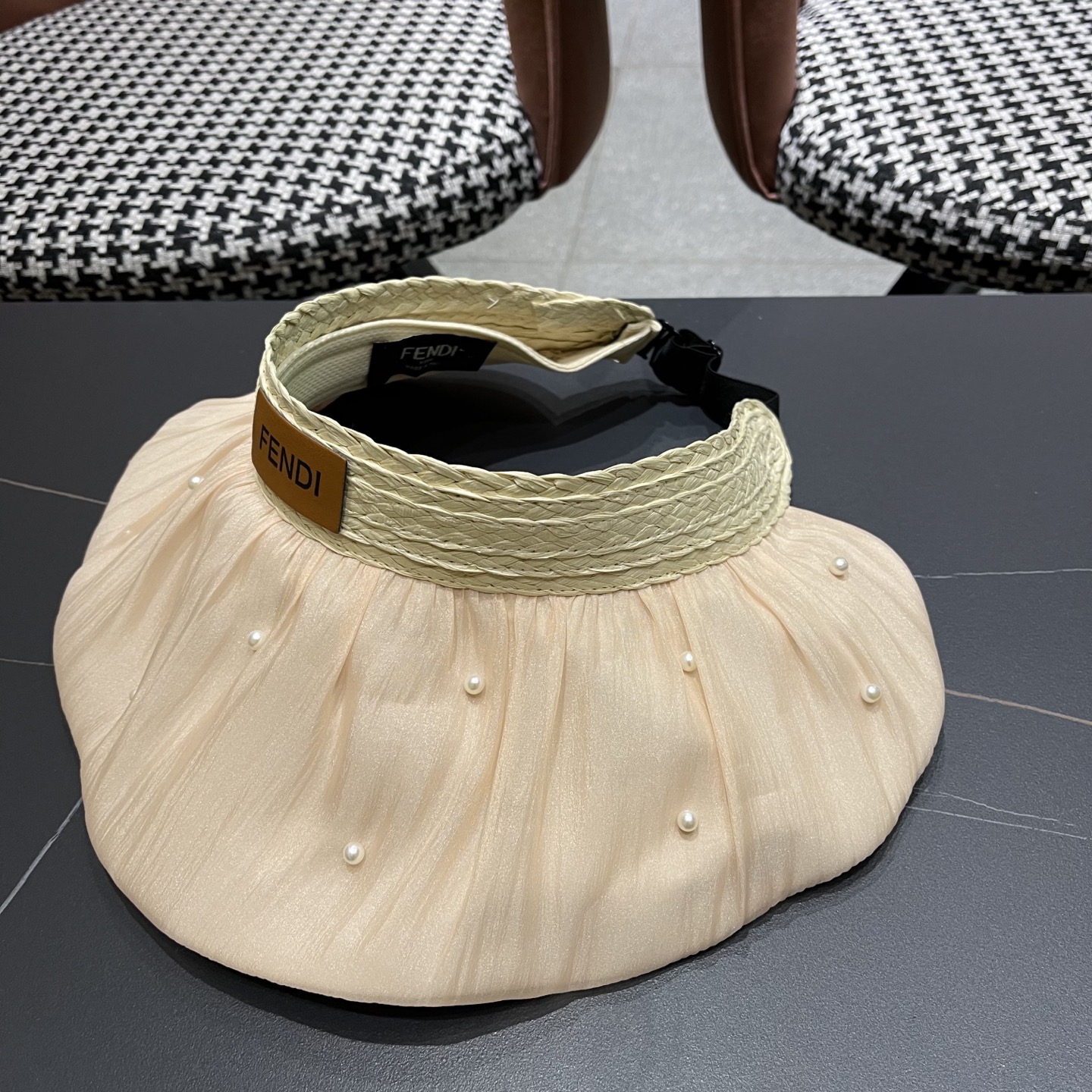  Fendi（芬迪）韩系大帽檐遮阳帽女拼接珍珠空顶帽高颜值显脸小
防晒帽子抗紫外线
