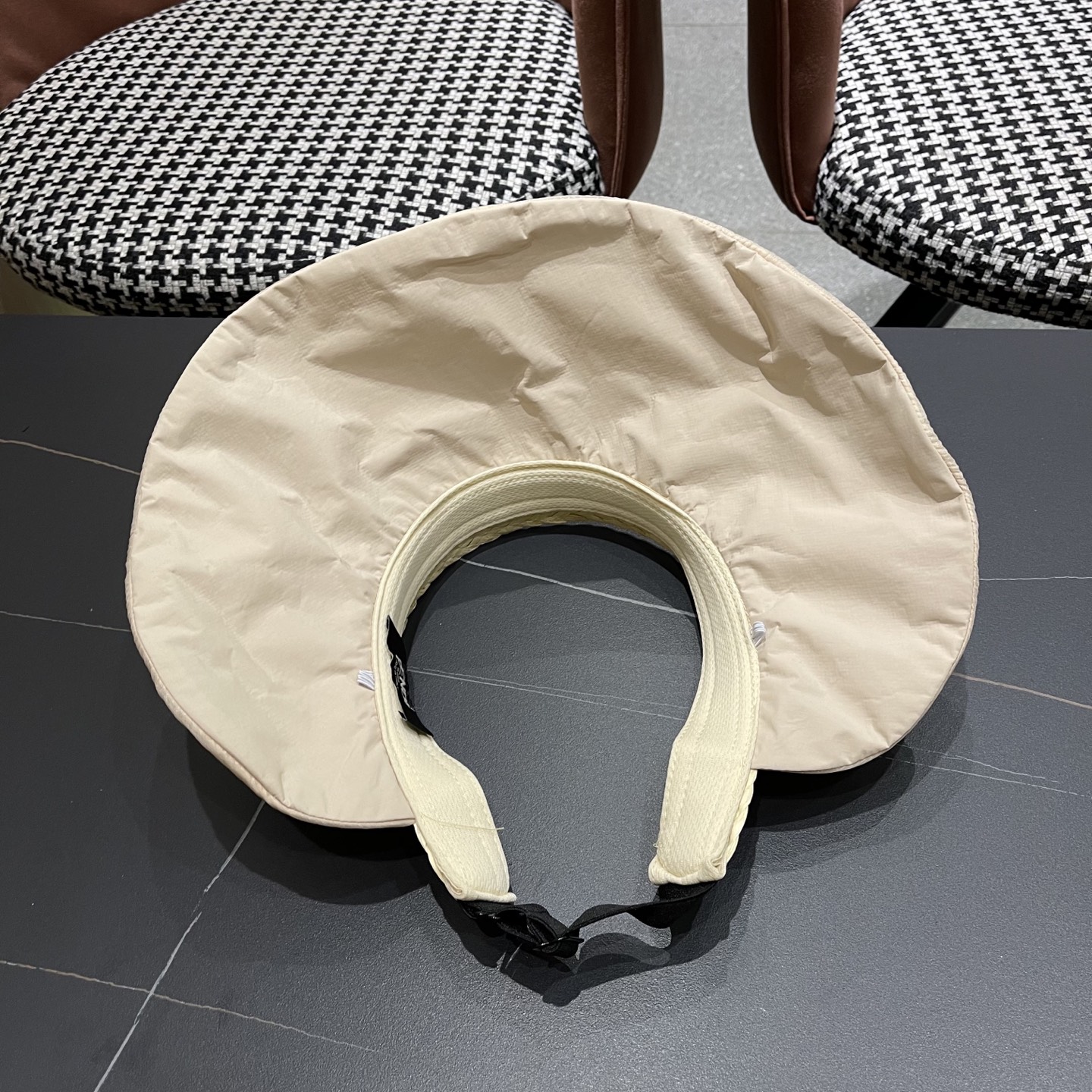  Fendi（芬迪）韩系大帽檐遮阳帽女拼接珍珠空顶帽高颜值显脸小
防晒帽子抗紫外线