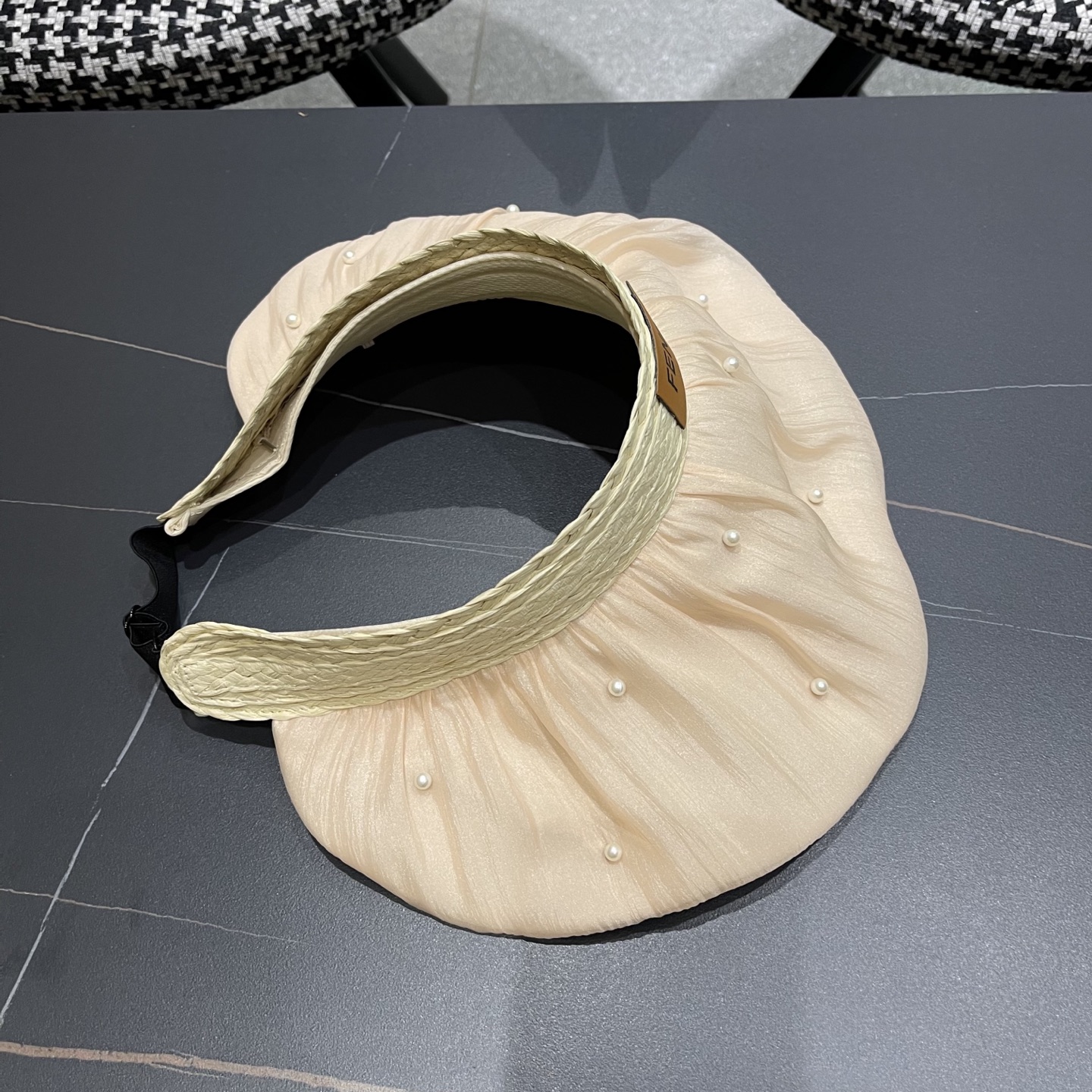  Fendi（芬迪）韩系大帽檐遮阳帽女拼接珍珠空顶帽高颜值显脸小
防晒帽子抗紫外线