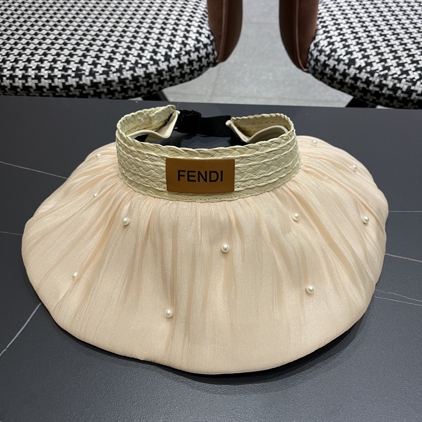  Fendi（芬迪）韩系大帽檐遮阳帽女拼接珍珠空顶帽高颜值显脸小
防晒帽子抗紫外线