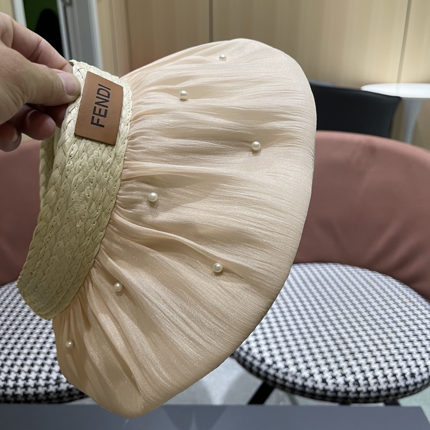  Fendi（芬迪）韩系大帽檐遮阳帽女拼接珍珠空顶帽高颜值显脸小
防晒帽子抗紫外线