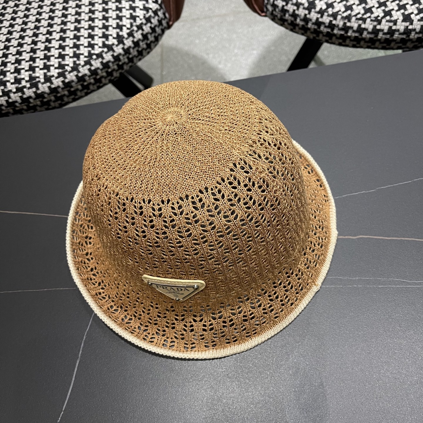  普拉达Prada 夏季韩版撞色时尚百搭镂空渔夫帽透气防晒显脸小
户外出行遮阳帽
