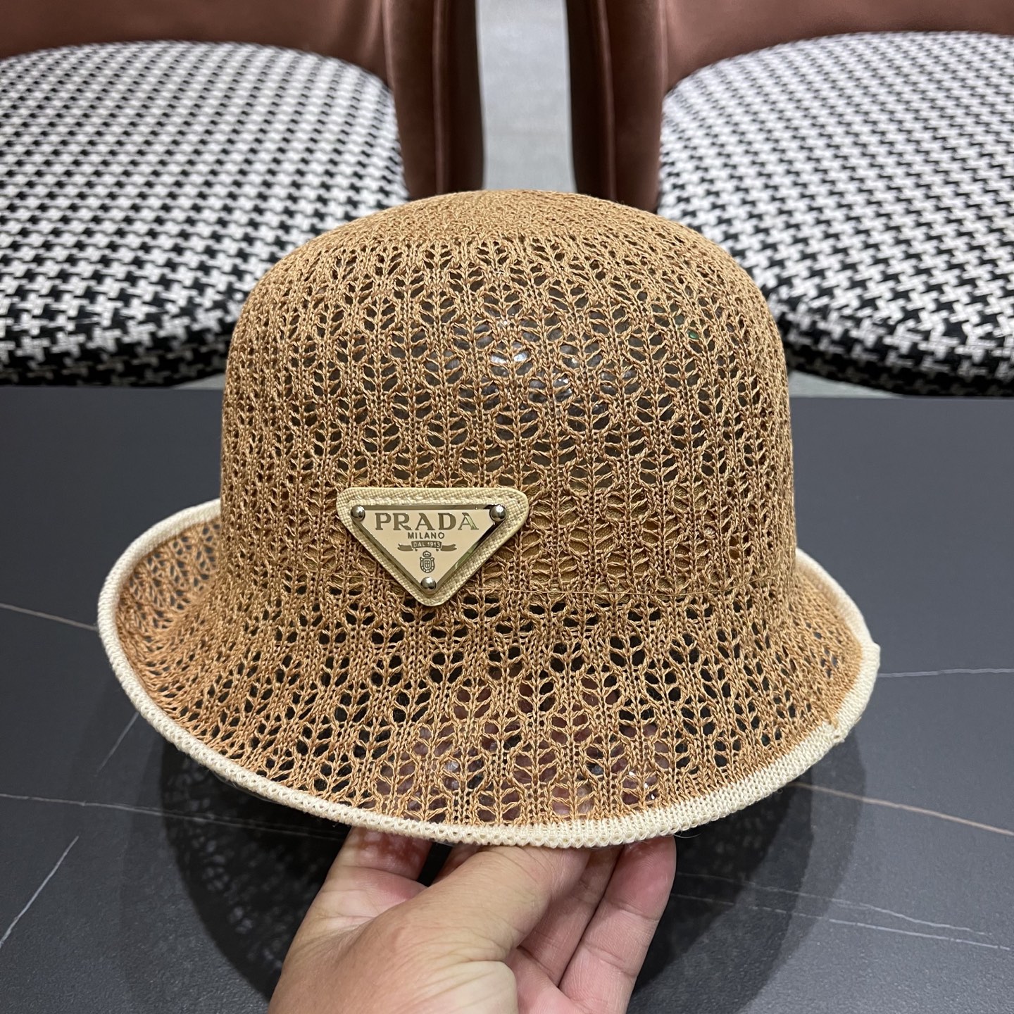  普拉达Prada 夏季韩版撞色时尚百搭镂空渔夫帽透气防晒显脸小
户外出行遮阳帽
