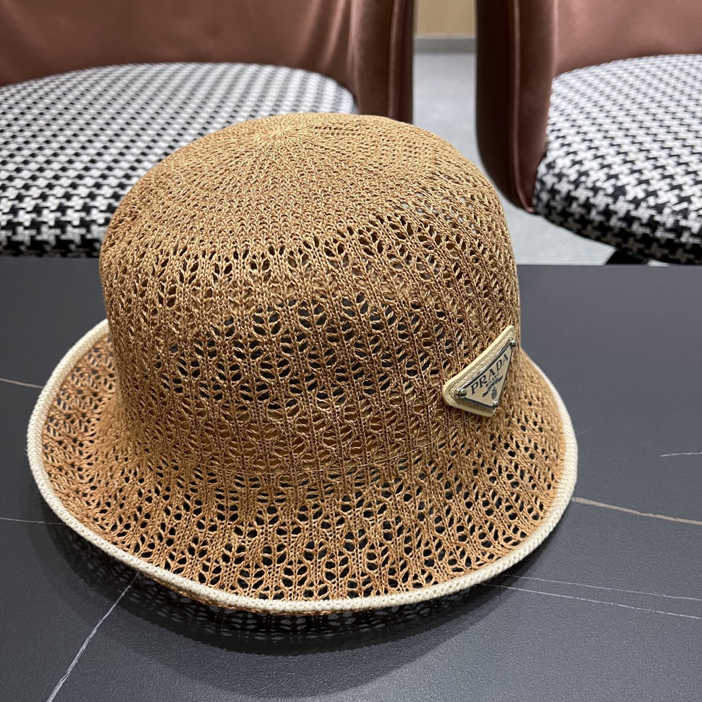  普拉达Prada 夏季韩版撞色时尚百搭镂空渔夫帽透气防晒显脸小
户外出行遮阳帽
