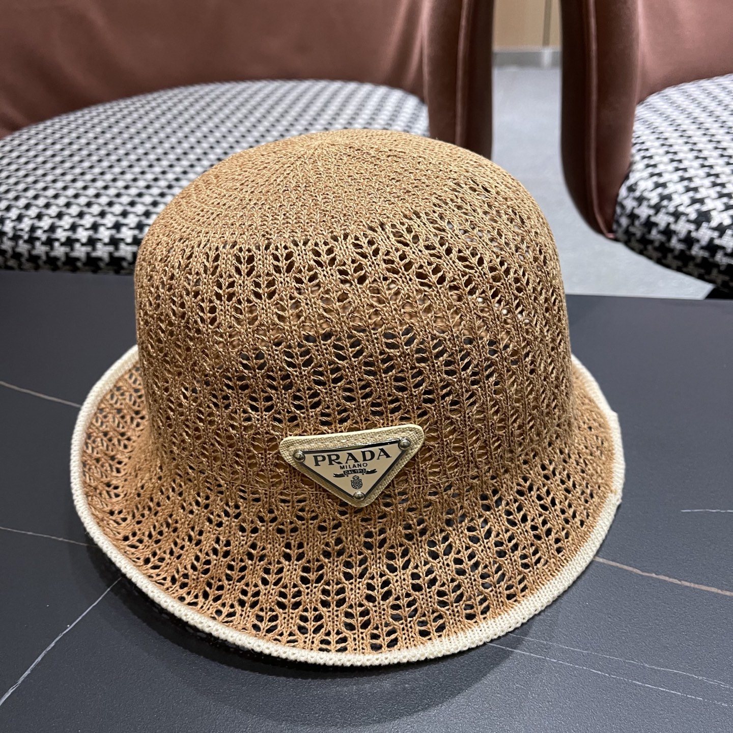  普拉达Prada 夏季韩版撞色时尚百搭镂空渔夫帽透气防晒显脸小
户外出行遮阳帽
