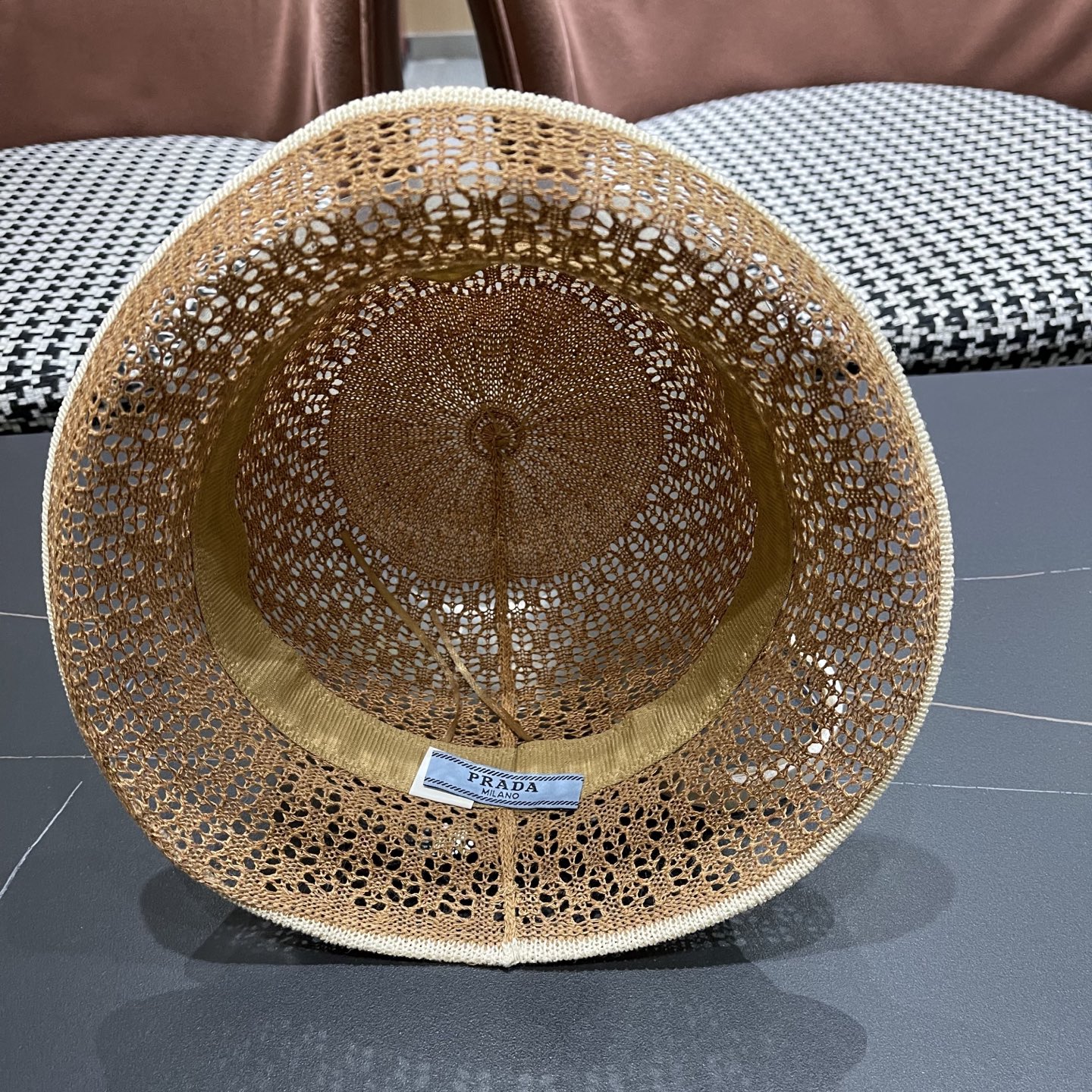  普拉达Prada 夏季韩版撞色时尚百搭镂空渔夫帽透气防晒显脸小
户外出行遮阳帽
