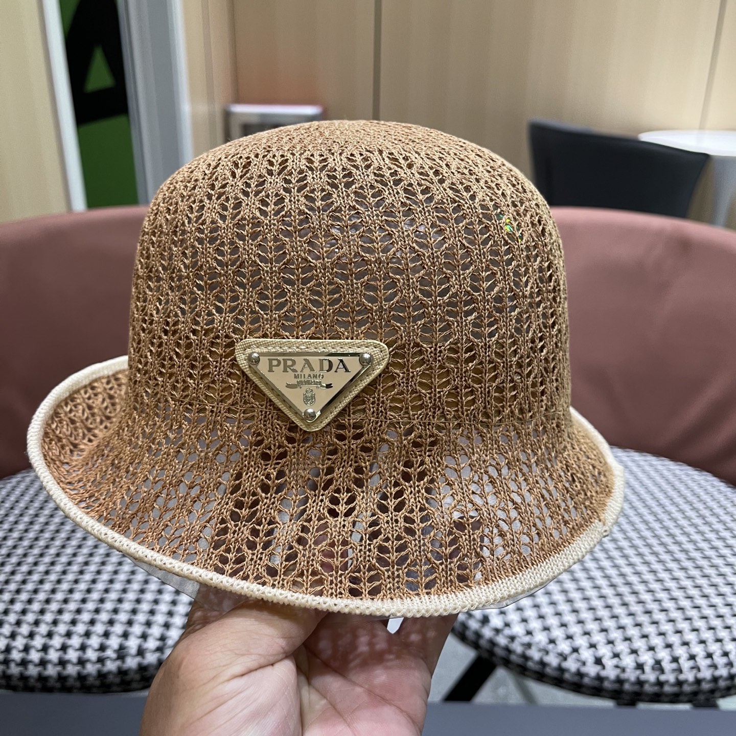  普拉达Prada 夏季韩版撞色时尚百搭镂空渔夫帽透气防晒显脸小
户外出行遮阳帽
