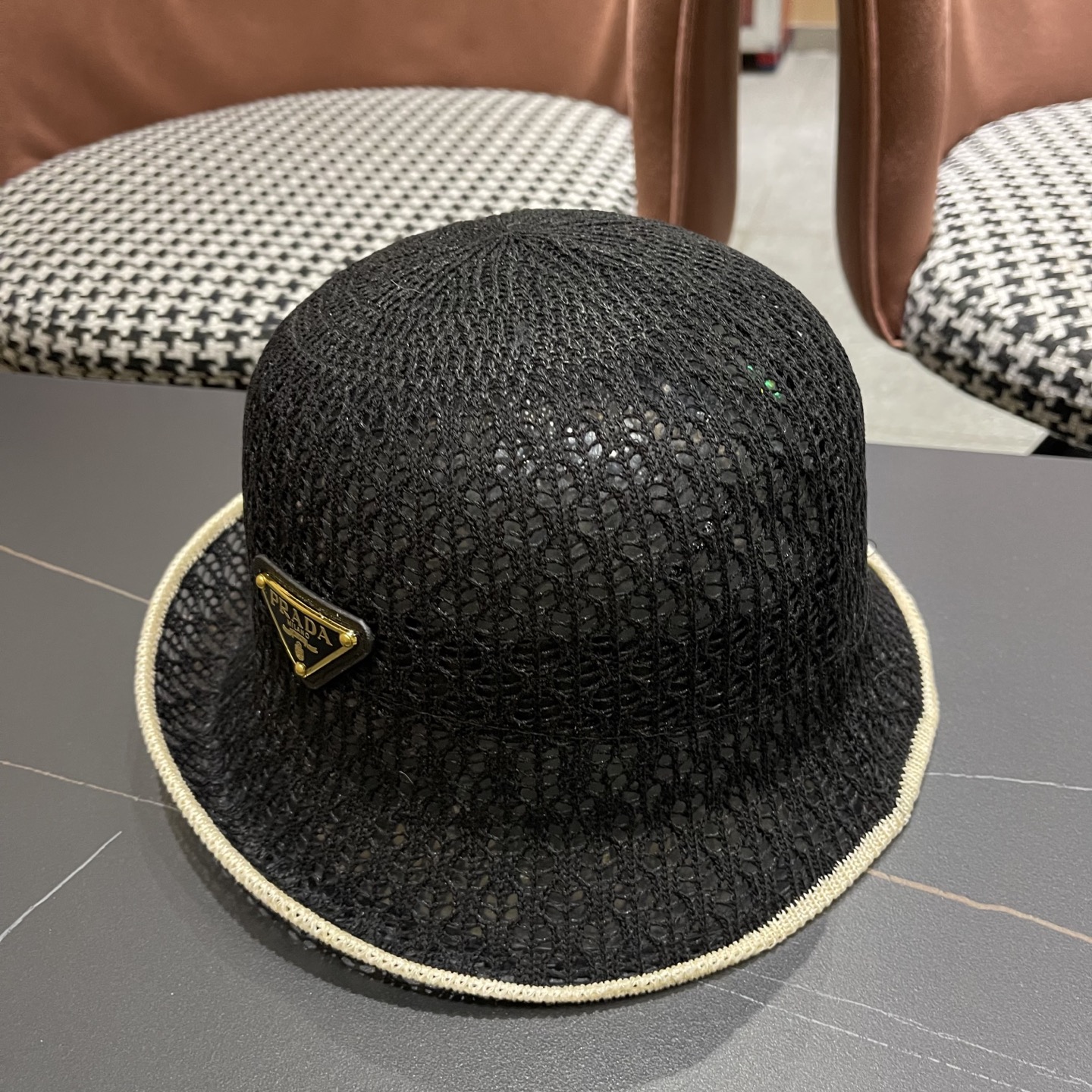  普拉达Prada 夏季韩版撞色时尚百搭镂空渔夫帽透气防晒显脸小
户外出行遮阳帽
