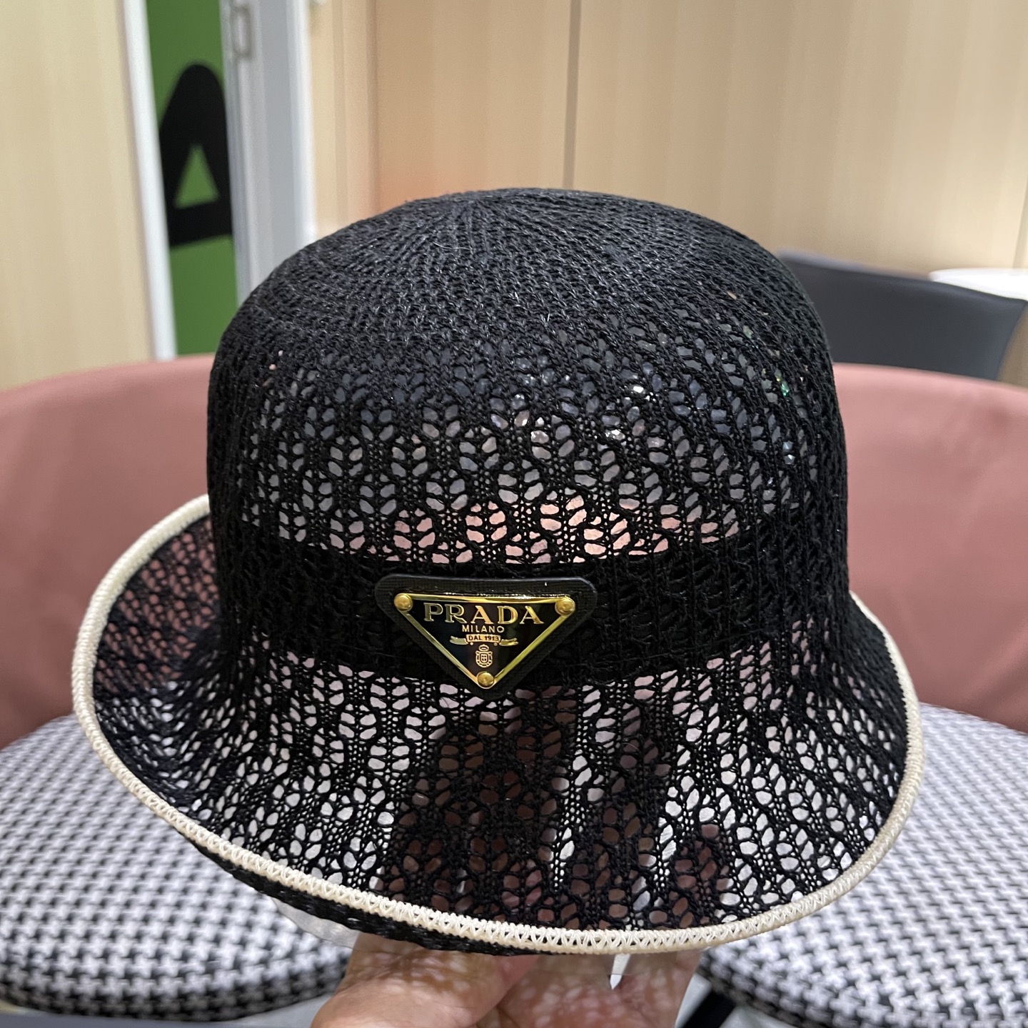  普拉达Prada 夏季韩版撞色时尚百搭镂空渔夫帽透气防晒显脸小
户外出行遮阳帽
