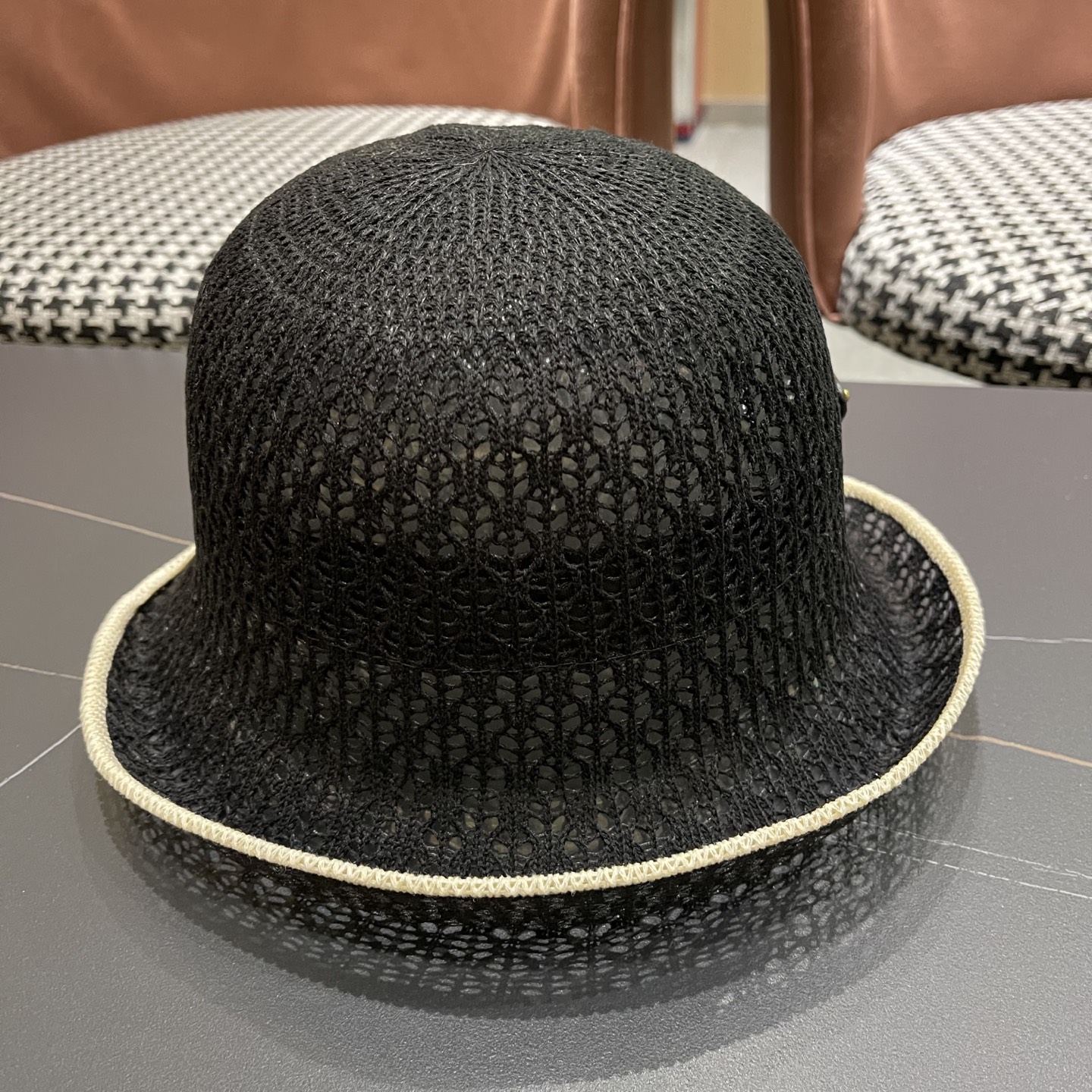  普拉达Prada 夏季韩版撞色时尚百搭镂空渔夫帽透气防晒显脸小
户外出行遮阳帽
