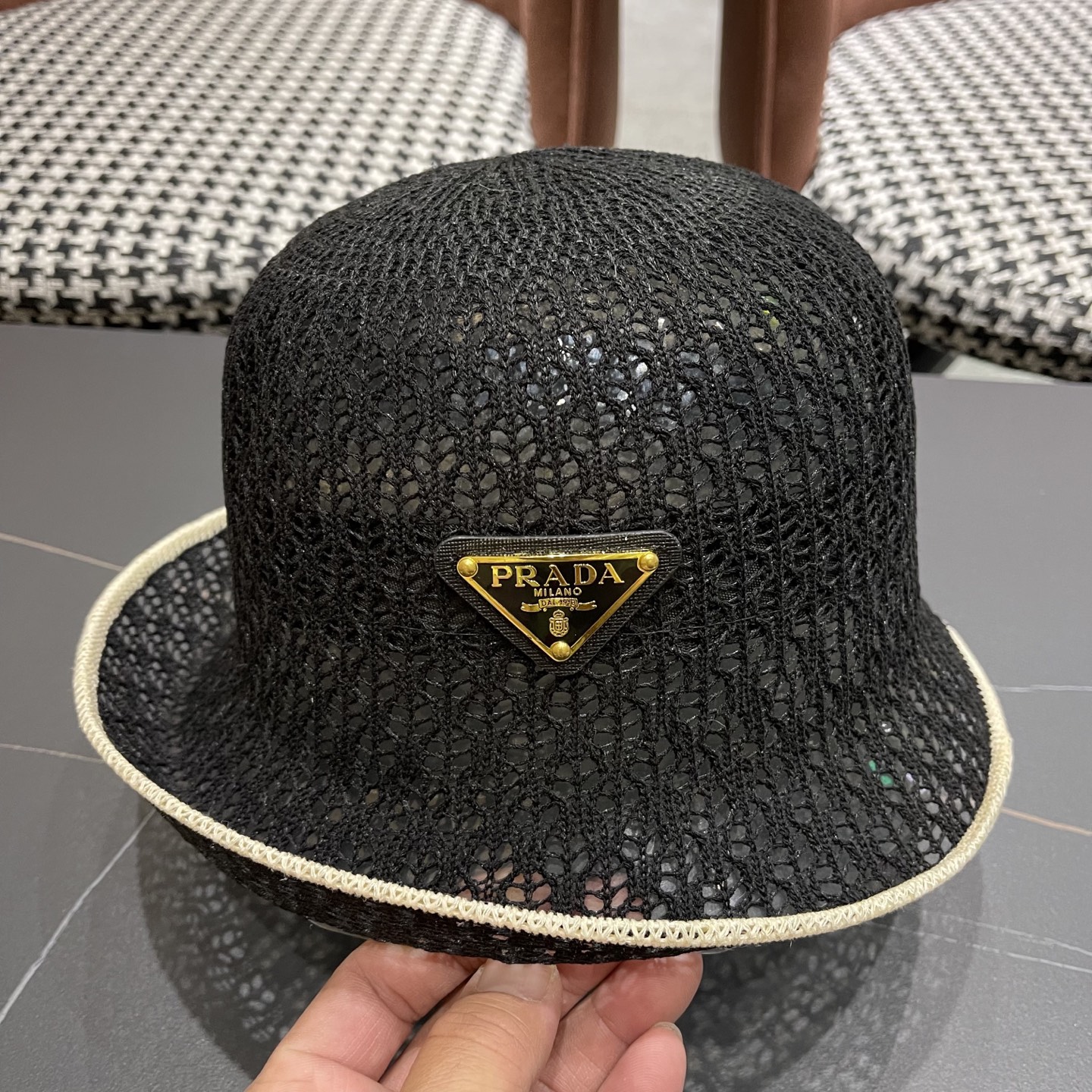  普拉达Prada 夏季韩版撞色时尚百搭镂空渔夫帽透气防晒显脸小
户外出行遮阳帽
