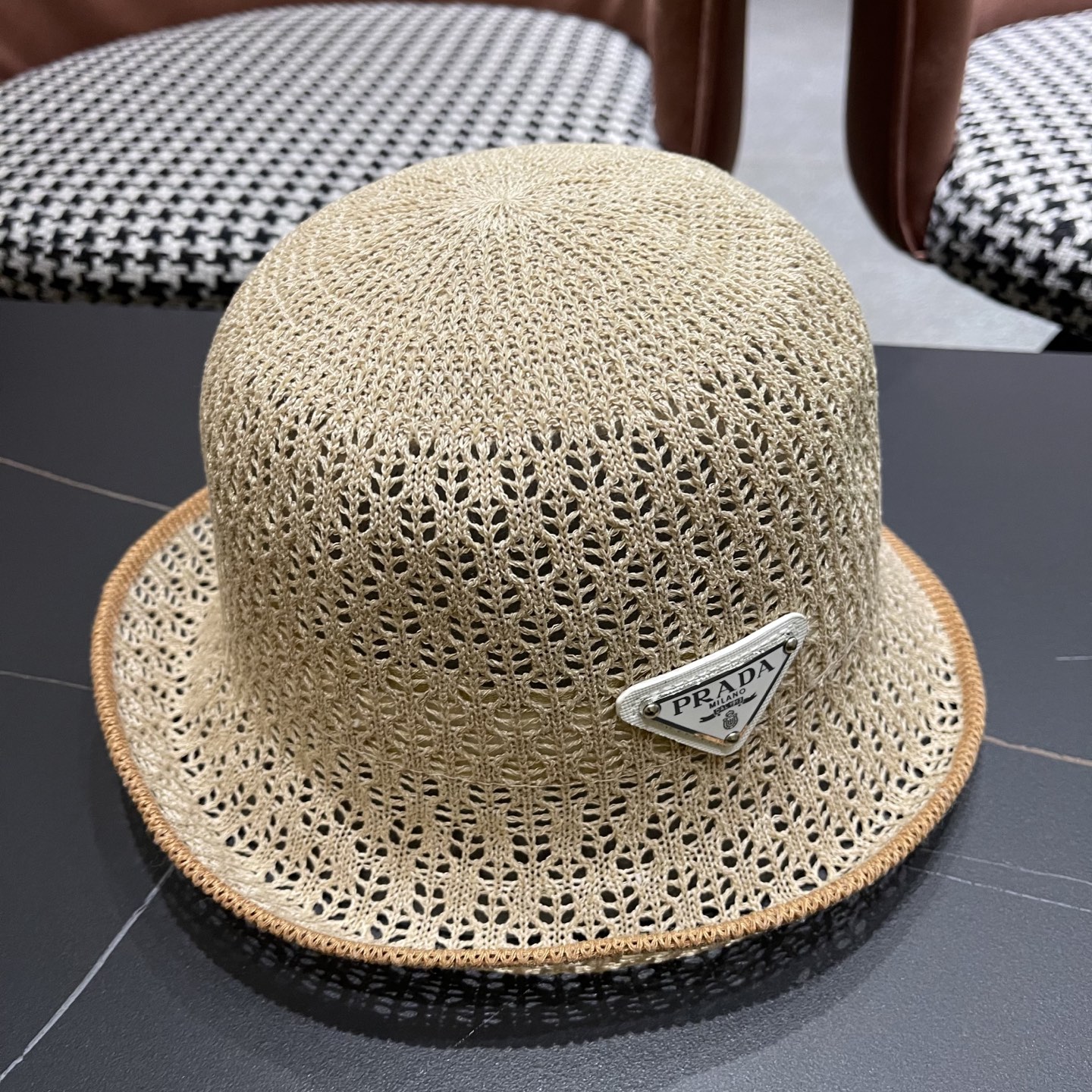  普拉达Prada 夏季韩版撞色时尚百搭镂空渔夫帽透气防晒显脸小
户外出行遮阳帽
