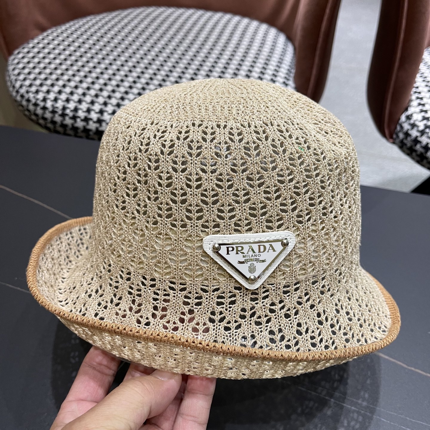  普拉达Prada 夏季韩版撞色时尚百搭镂空渔夫帽透气防晒显脸小
户外出行遮阳帽
