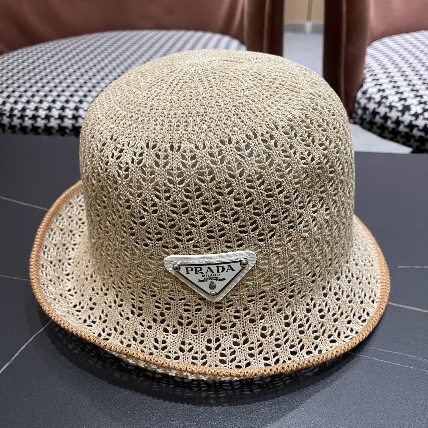  普拉达Prada 夏季韩版撞色时尚百搭镂空渔夫帽透气防晒显脸小
户外出行遮阳帽
