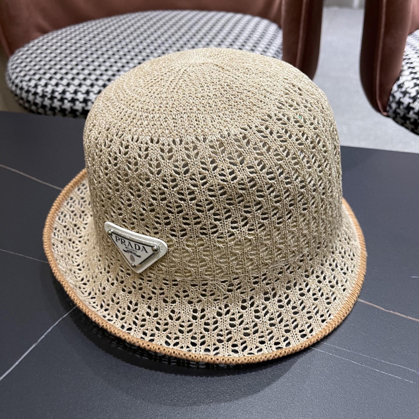  普拉达Prada 夏季韩版撞色时尚百搭镂空渔夫帽透气防晒显脸小
户外出行遮阳帽
