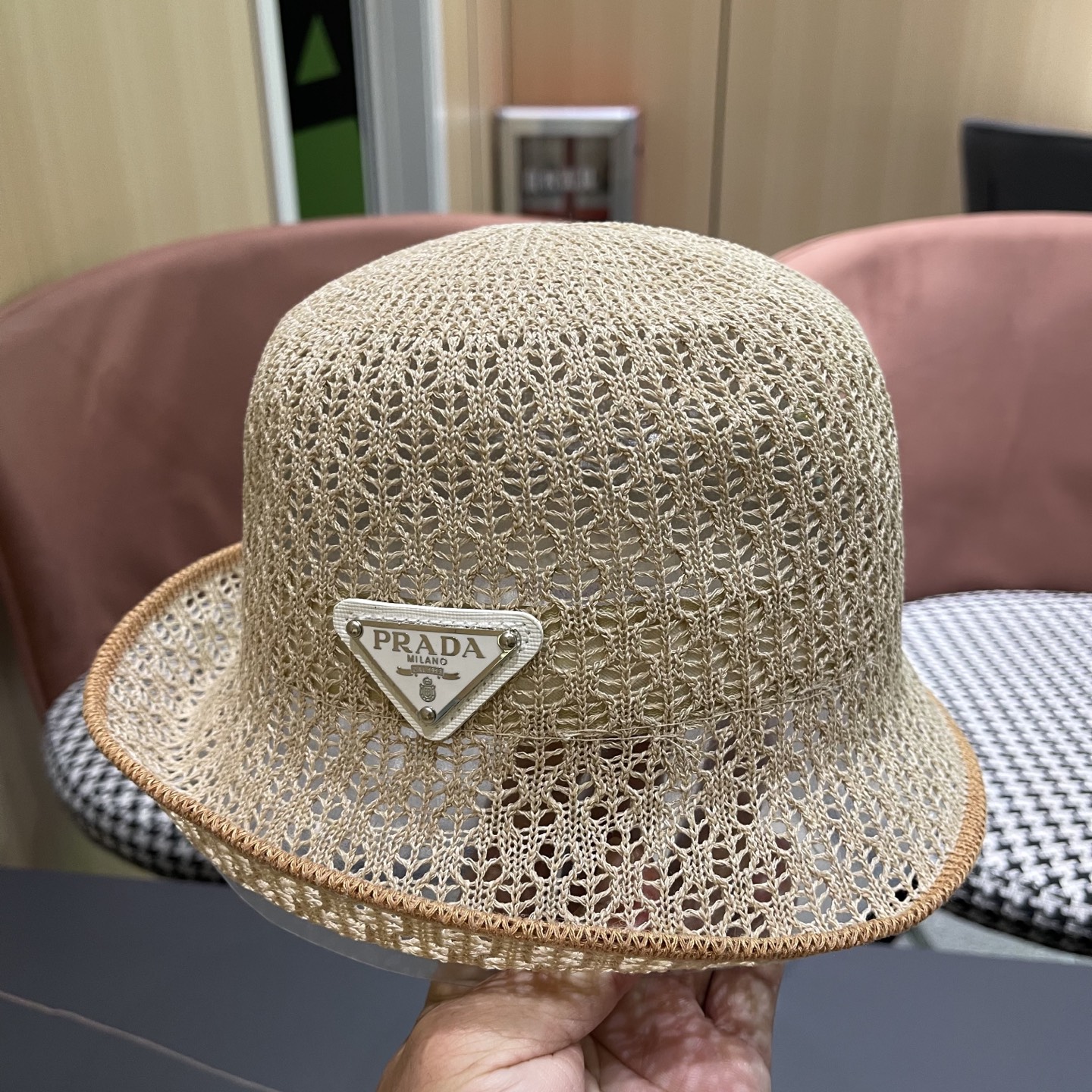  普拉达Prada 夏季韩版撞色时尚百搭镂空渔夫帽透气防晒显脸小
户外出行遮阳帽
