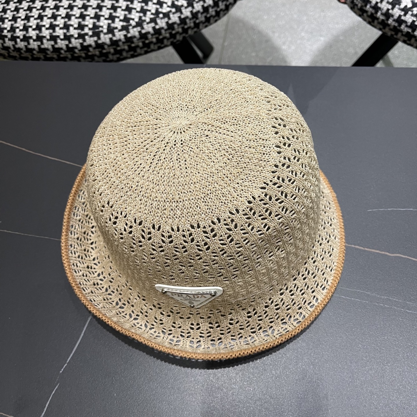  普拉达Prada 夏季韩版撞色时尚百搭镂空渔夫帽透气防晒显脸小
户外出行遮阳帽
