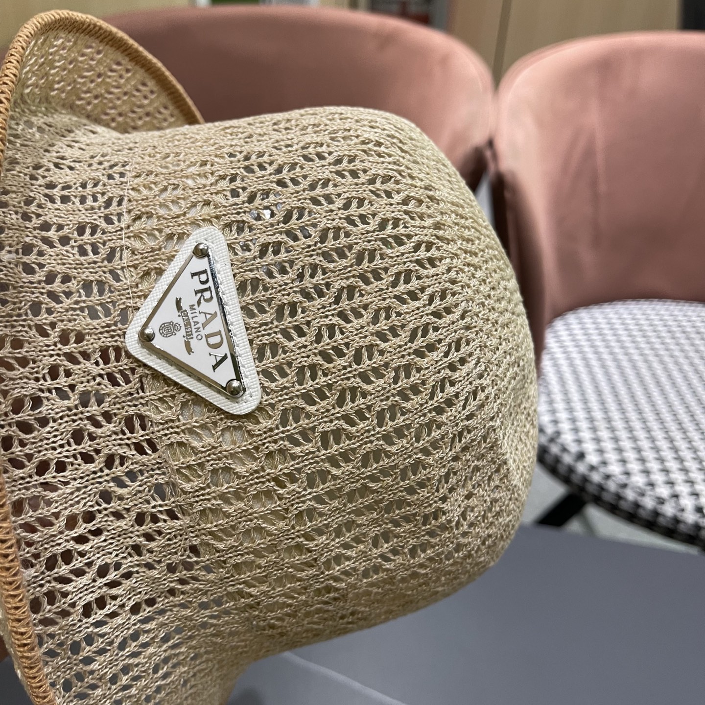  普拉达Prada 夏季韩版撞色时尚百搭镂空渔夫帽透气防晒显脸小
户外出行遮阳帽
