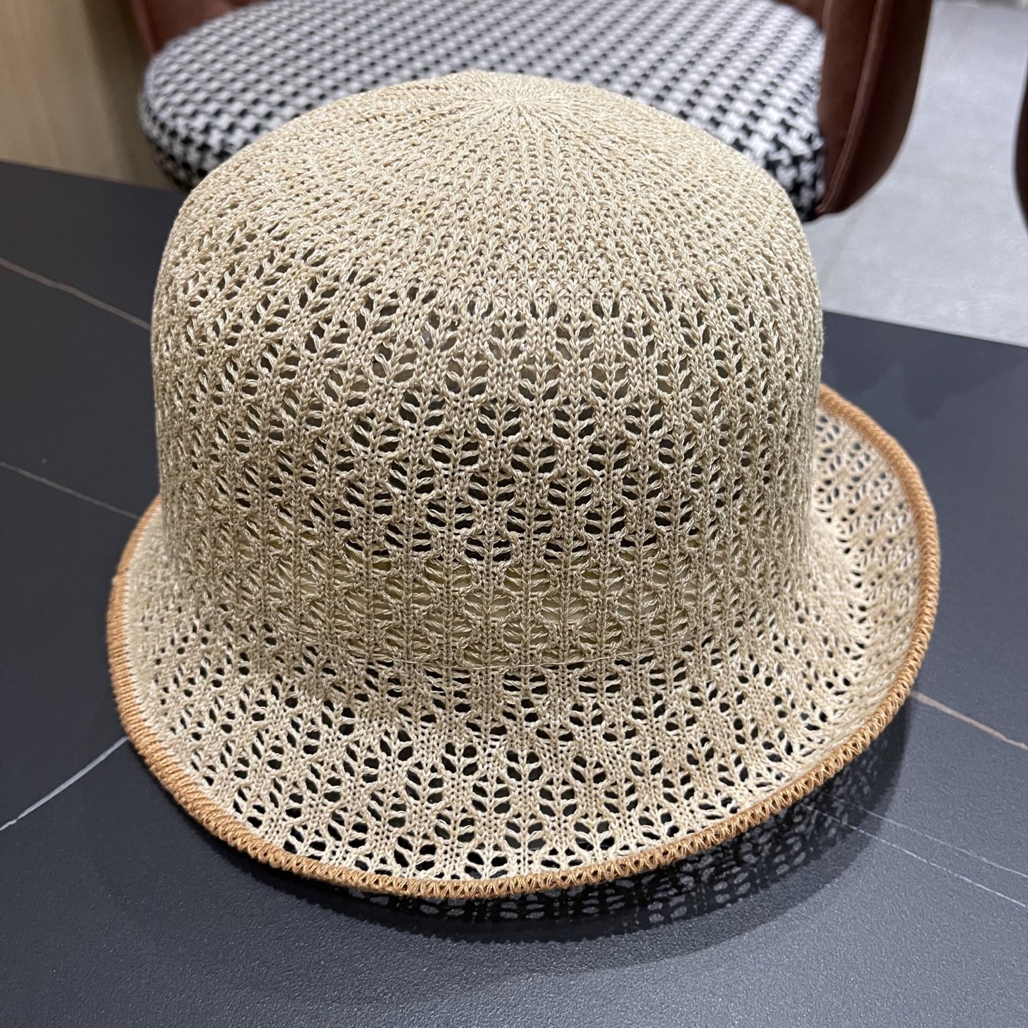  普拉达Prada 夏季韩版撞色时尚百搭镂空渔夫帽透气防晒显脸小
户外出行遮阳帽
