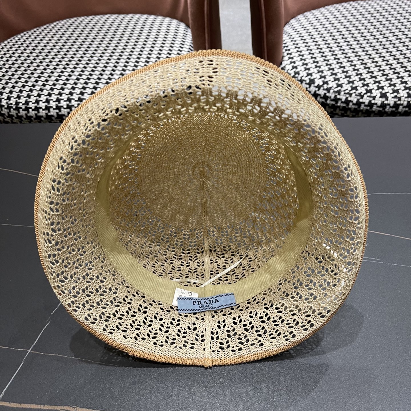  普拉达Prada 夏季韩版撞色时尚百搭镂空渔夫帽透气防晒显脸小
户外出行遮阳帽
