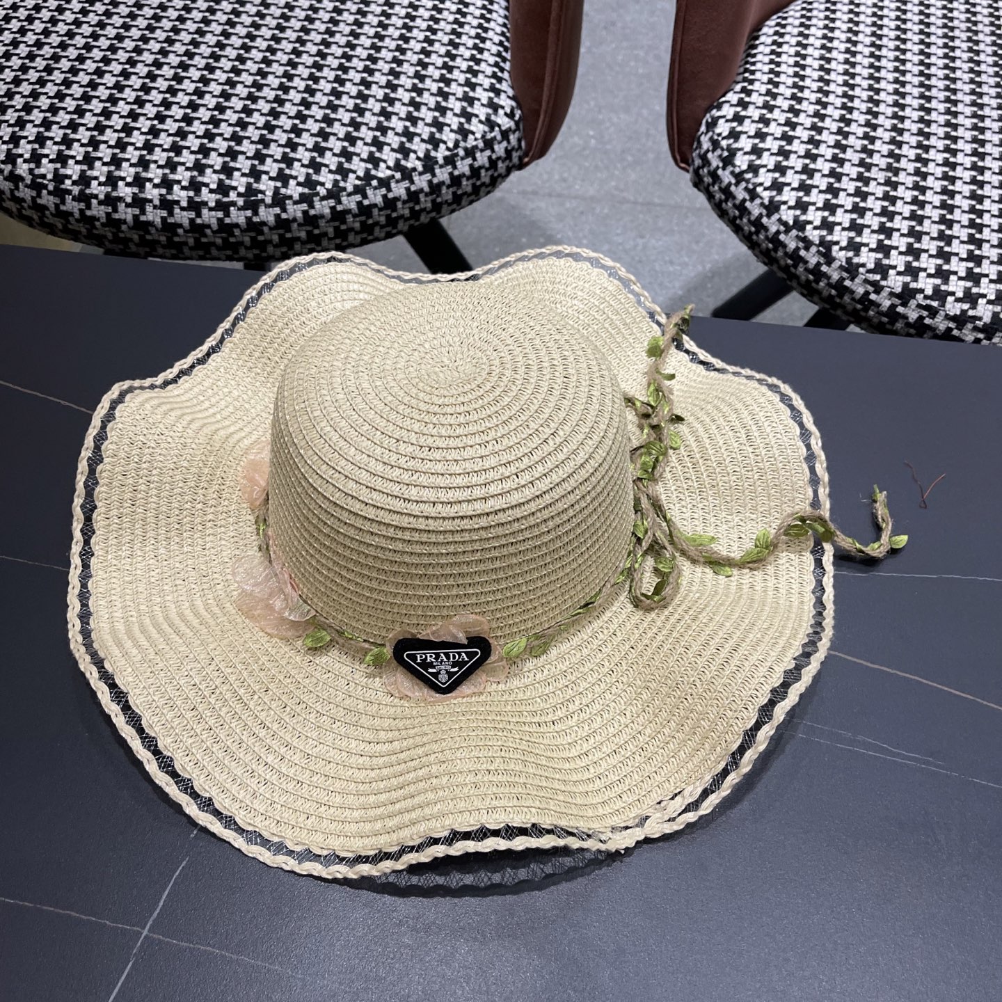  普拉达Prada 草帽女夏季2025新款蝴蝶结大帽檐遮阳防晒
太阳帽海边度假风沙滩帽