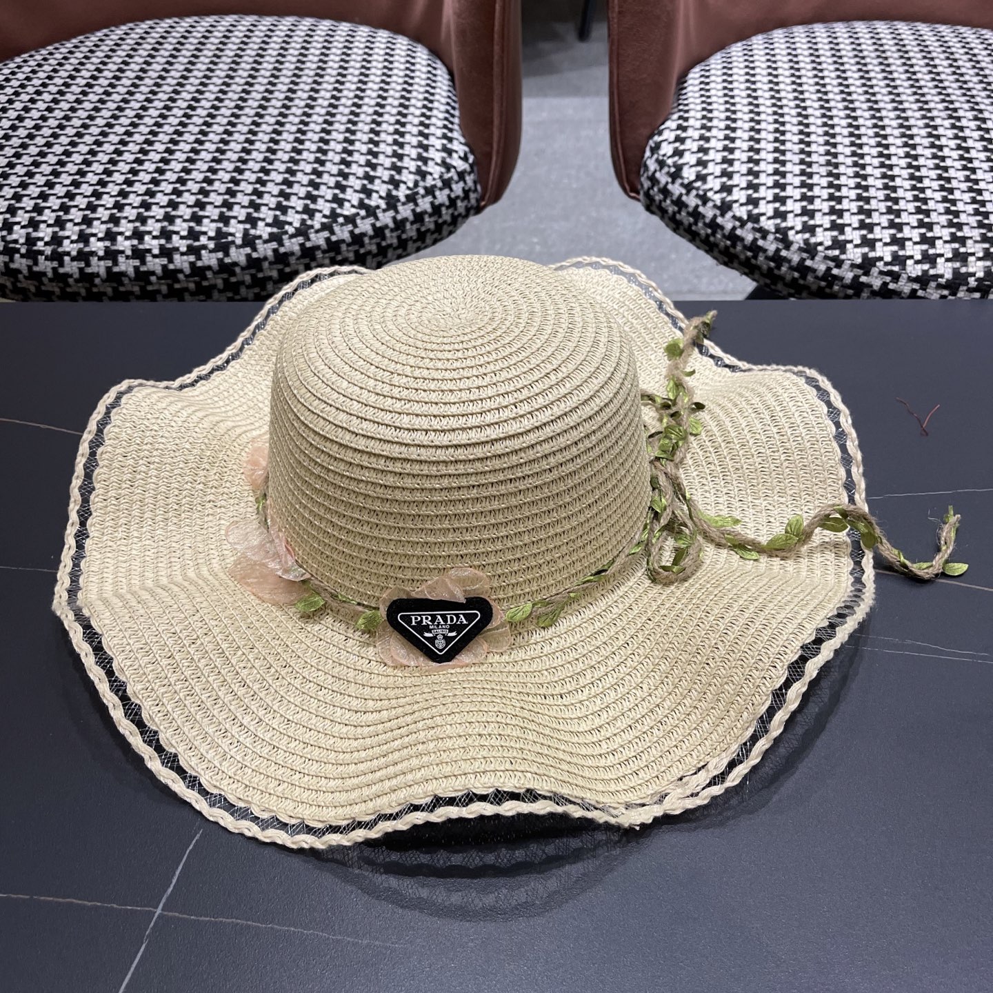  普拉达Prada 草帽女夏季2025新款蝴蝶结大帽檐遮阳防晒
太阳帽海边度假风沙滩帽