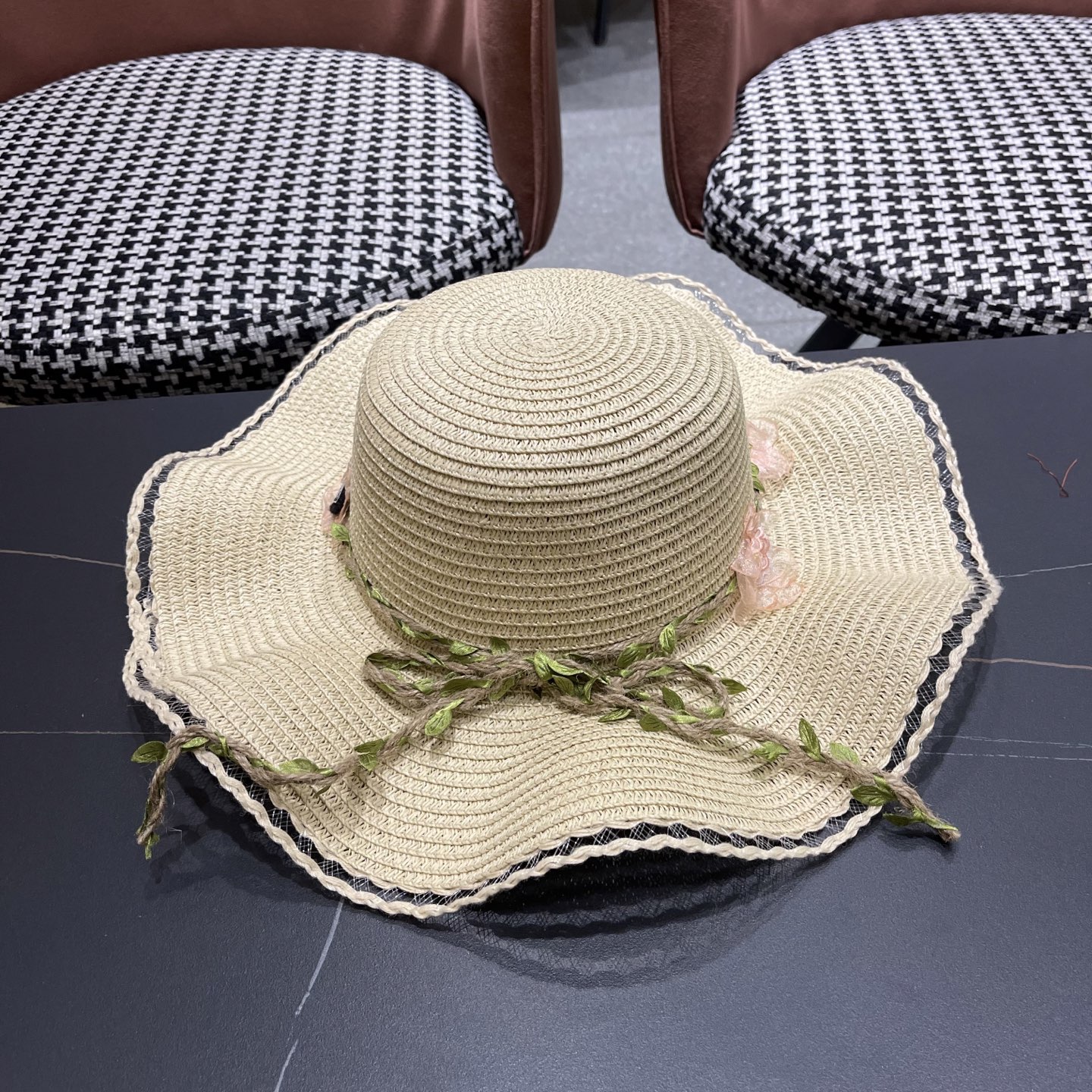  普拉达Prada 草帽女夏季2025新款蝴蝶结大帽檐遮阳防晒
太阳帽海边度假风沙滩帽