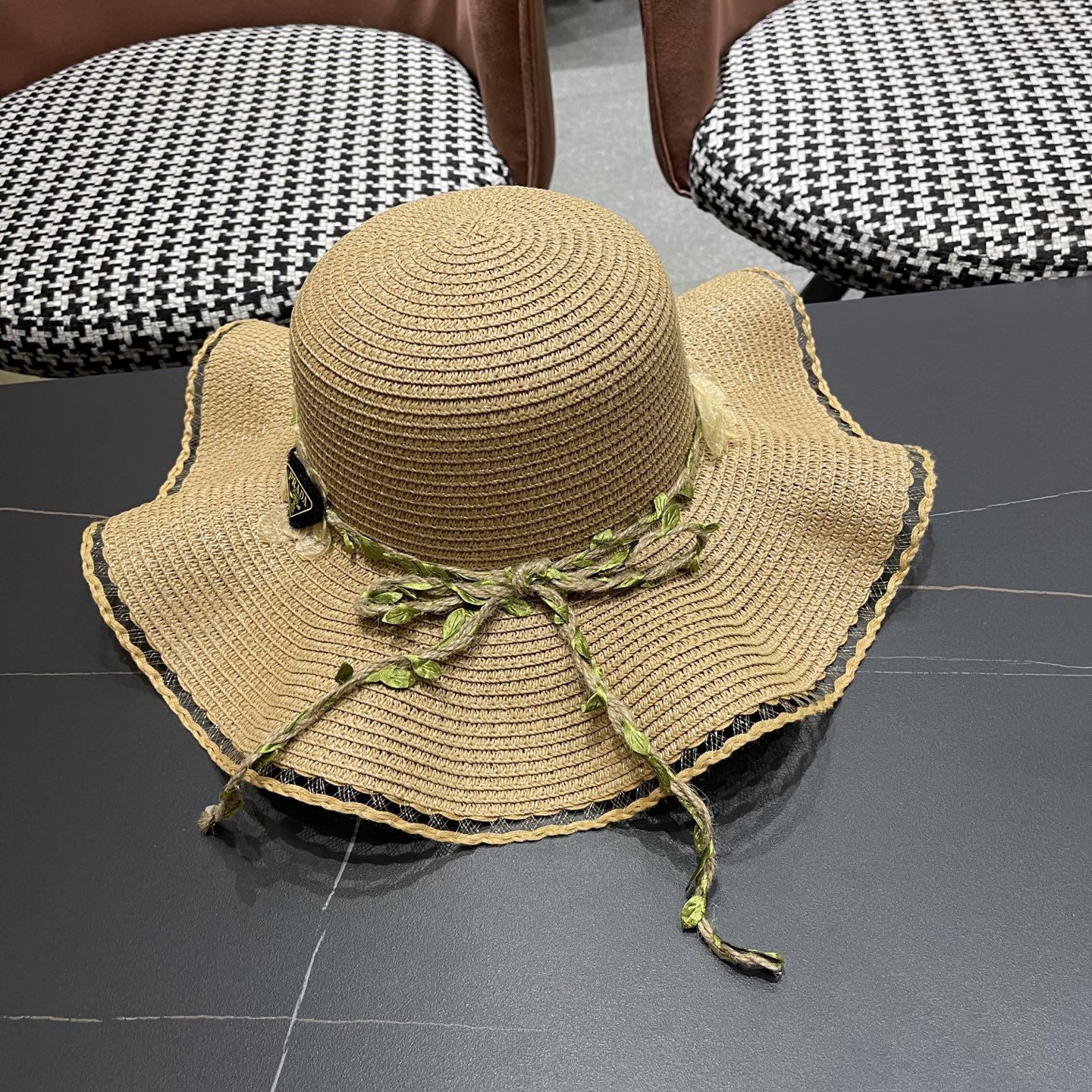  普拉达Prada 草帽女夏季2025新款蝴蝶结大帽檐遮阳防晒
太阳帽海边度假风沙滩帽