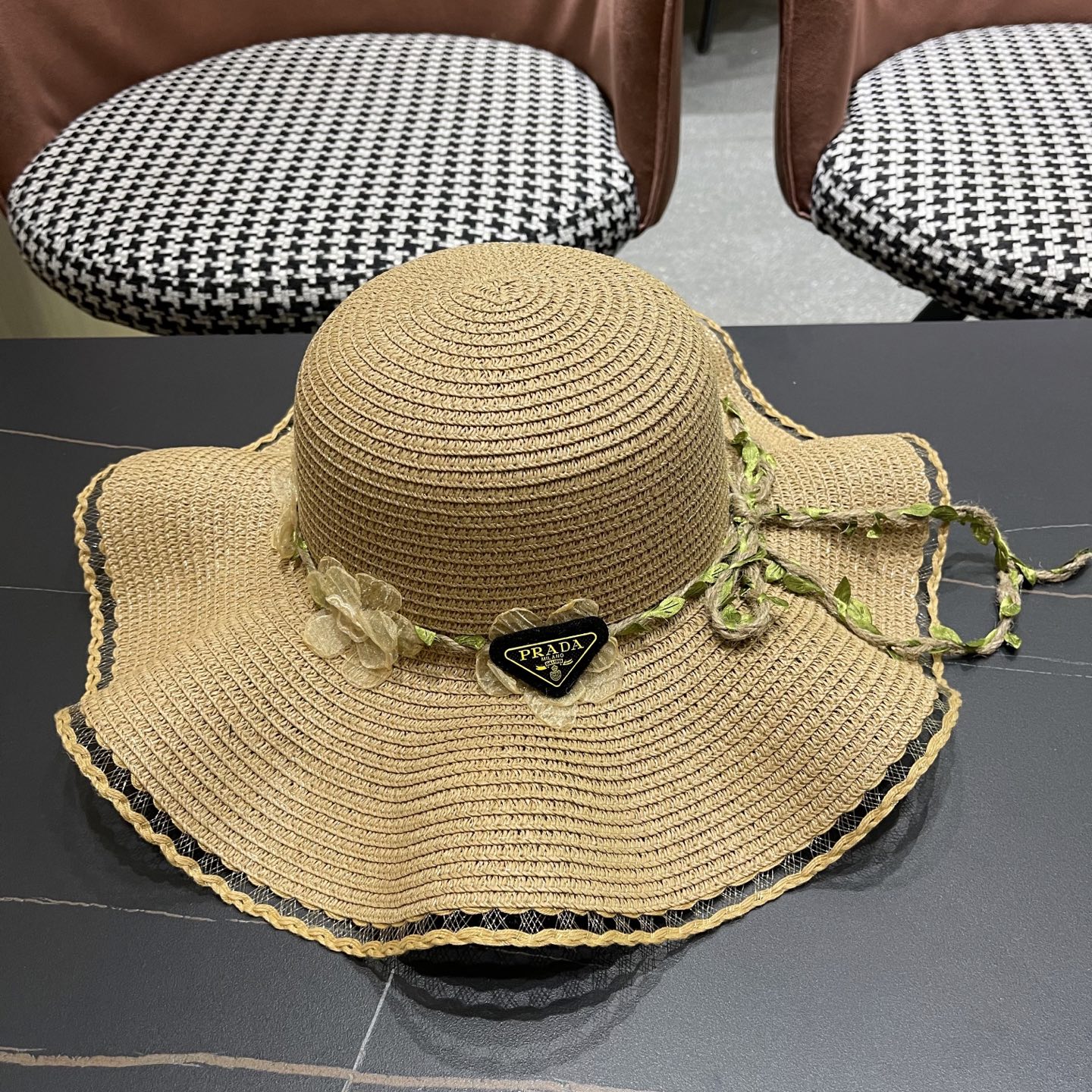  普拉达Prada 草帽女夏季2025新款蝴蝶结大帽檐遮阳防晒
太阳帽海边度假风沙滩帽