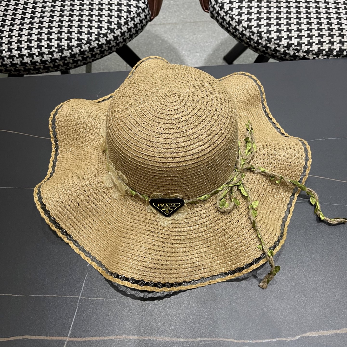  普拉达Prada 草帽女夏季2025新款蝴蝶结大帽檐遮阳防晒
太阳帽海边度假风沙滩帽