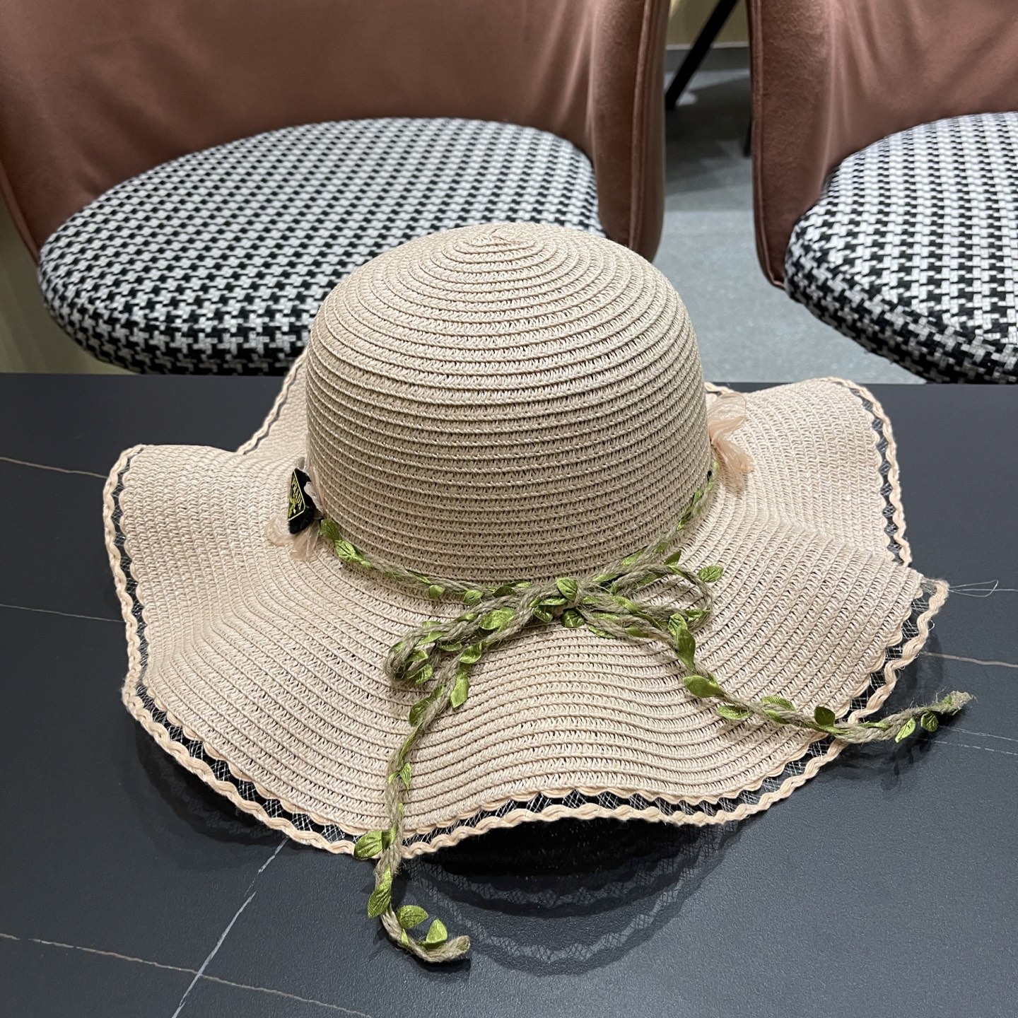  普拉达Prada 草帽女夏季2025新款蝴蝶结大帽檐遮阳防晒
太阳帽海边度假风沙滩帽