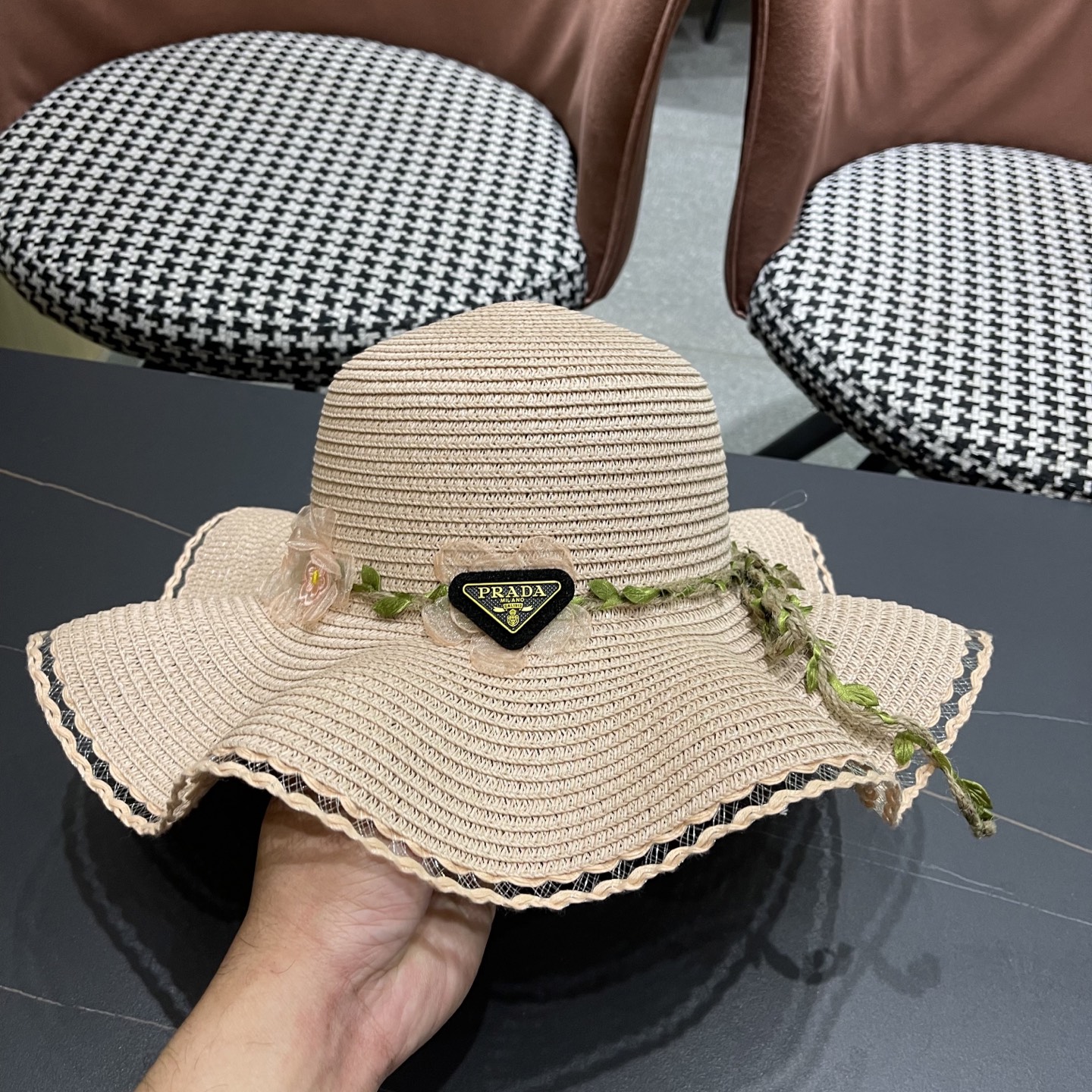  普拉达Prada 草帽女夏季2025新款蝴蝶结大帽檐遮阳防晒
太阳帽海边度假风沙滩帽