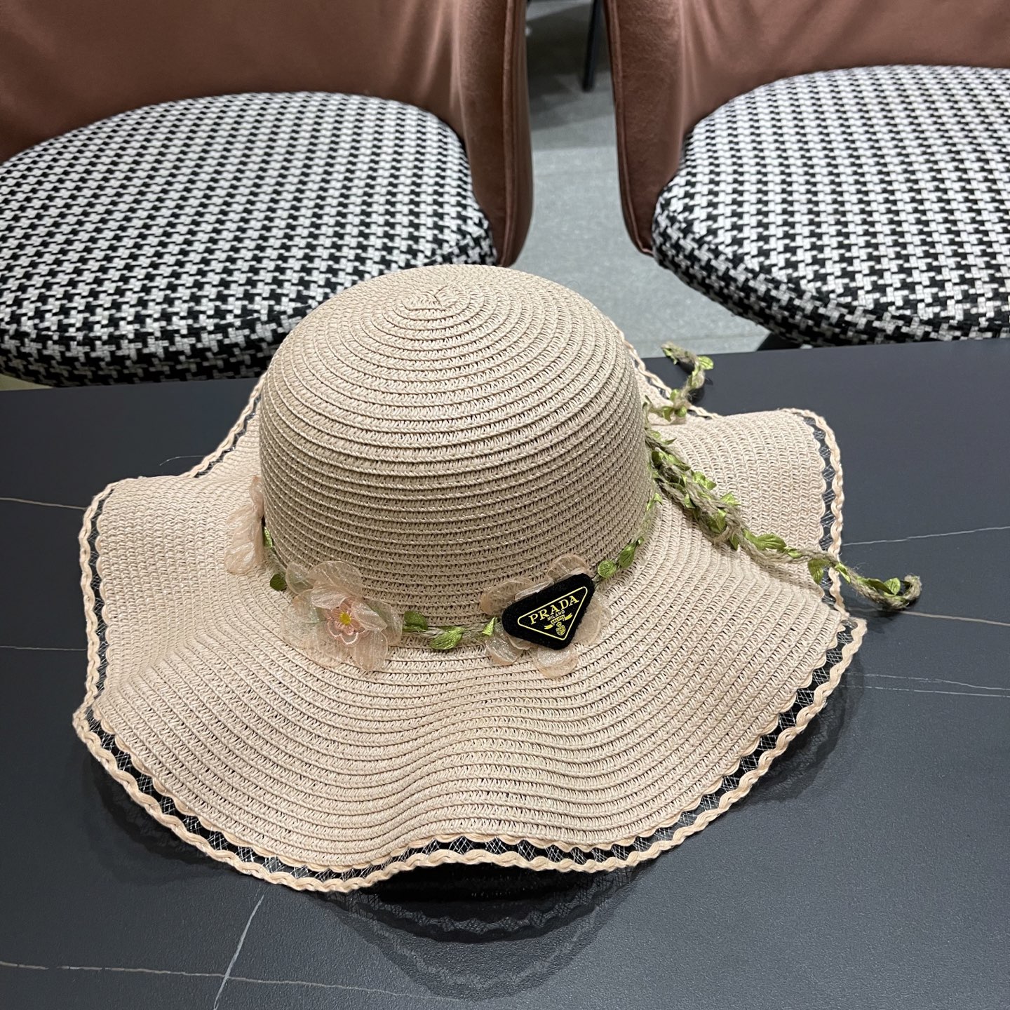  普拉达Prada 草帽女夏季2025新款蝴蝶结大帽檐遮阳防晒
太阳帽海边度假风沙滩帽